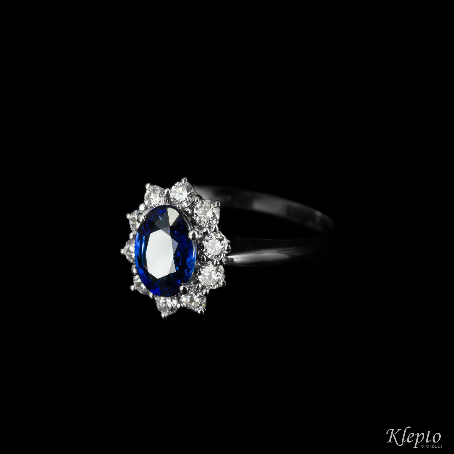Classic ring in white gold with blue Sapphire (medium) and Diamonds