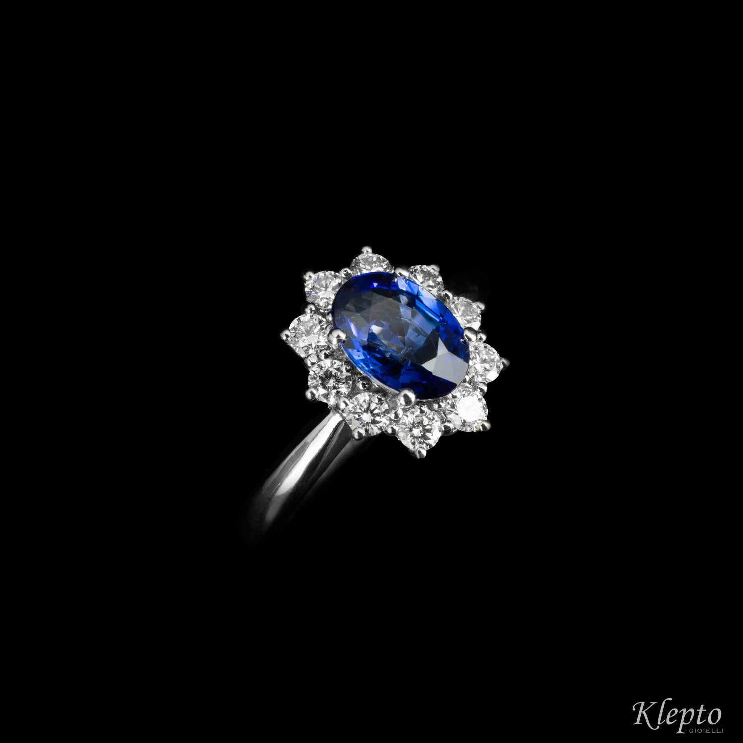 Classic ring in white gold with blue Sapphire (medium) and Diamonds