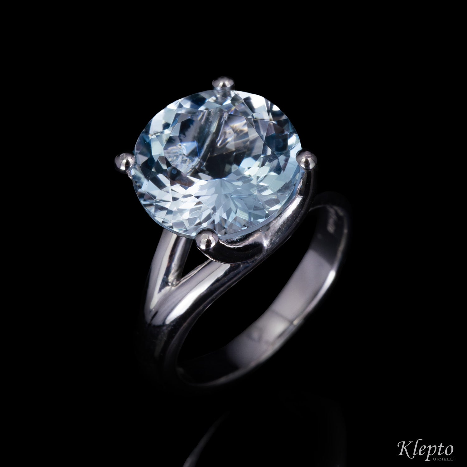 Classic ring by Klepto in white gold with Aquamarine