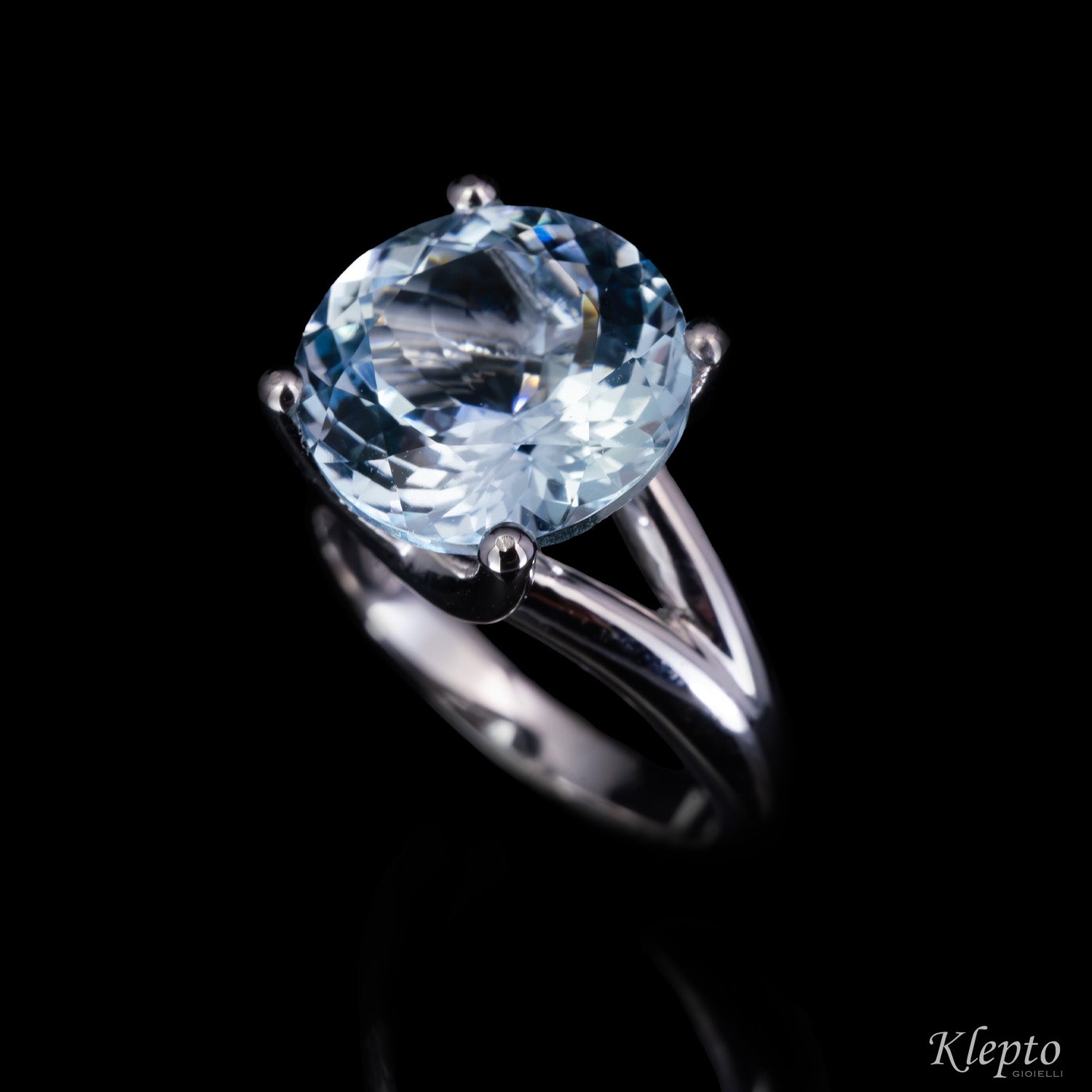 Classic ring by Klepto in white gold with Aquamarine
