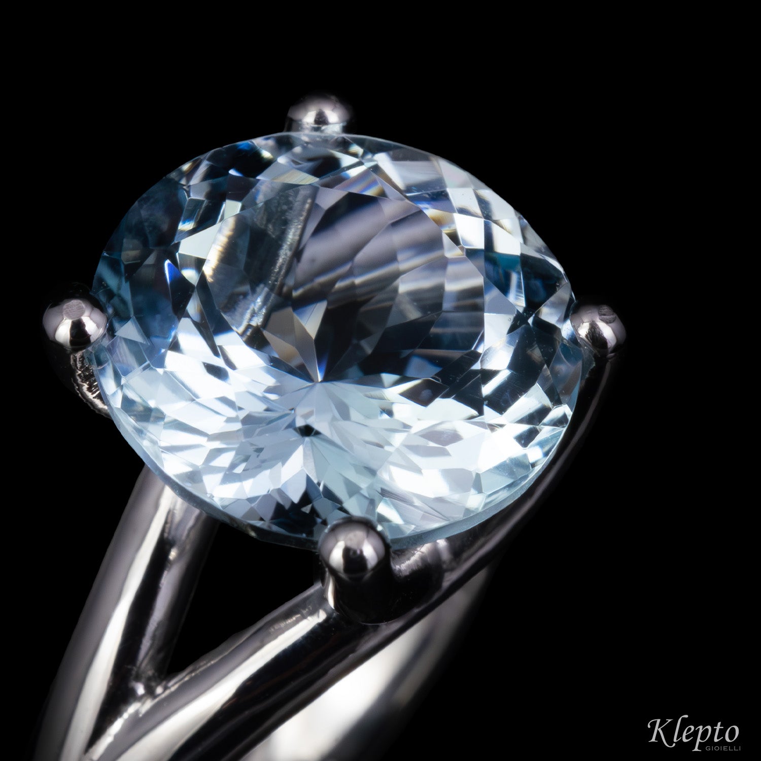 Classic ring by Klepto in white gold with Aquamarine