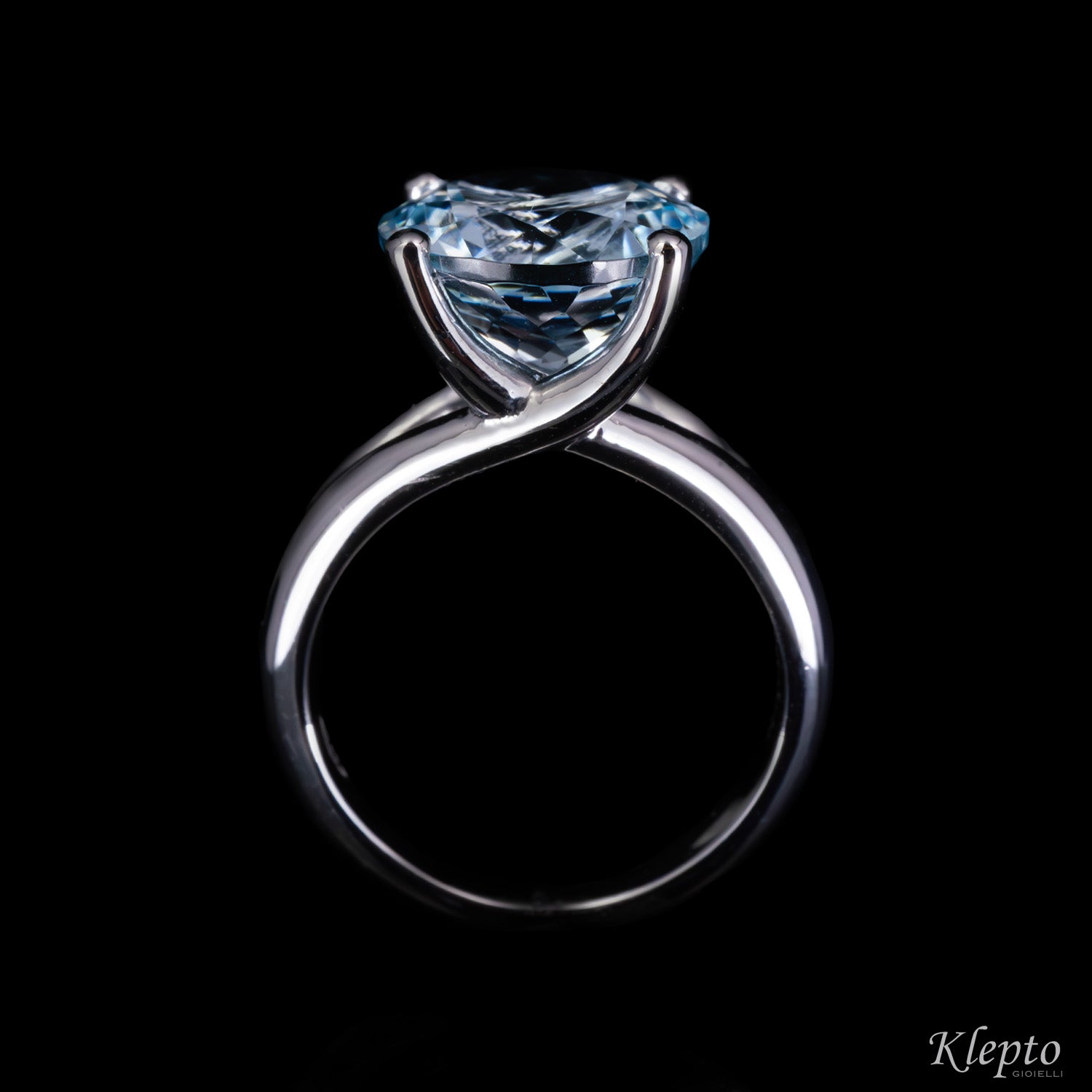 Classic ring by Klepto in white gold with Aquamarine