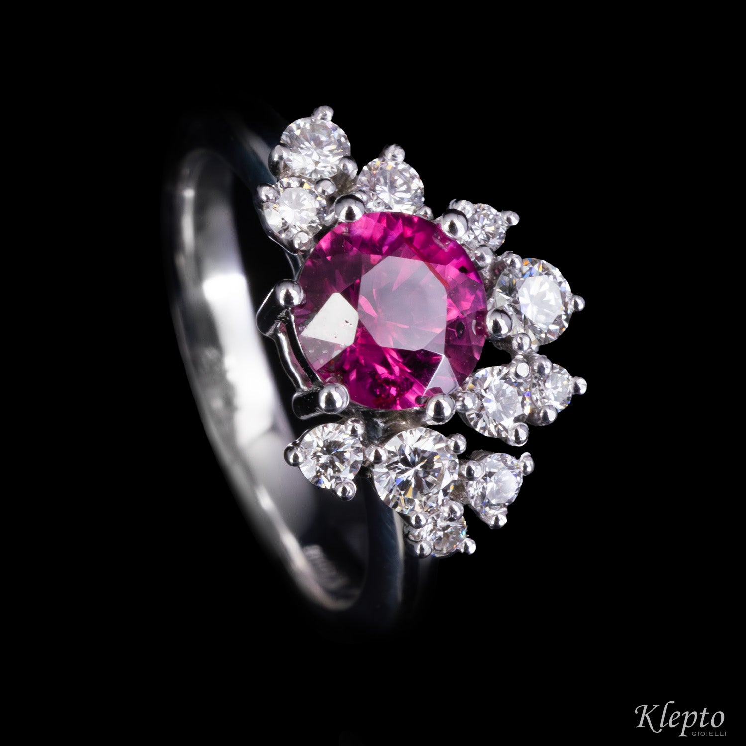 Classic ring by Klepto in white gold with Sapphire and Diamonds