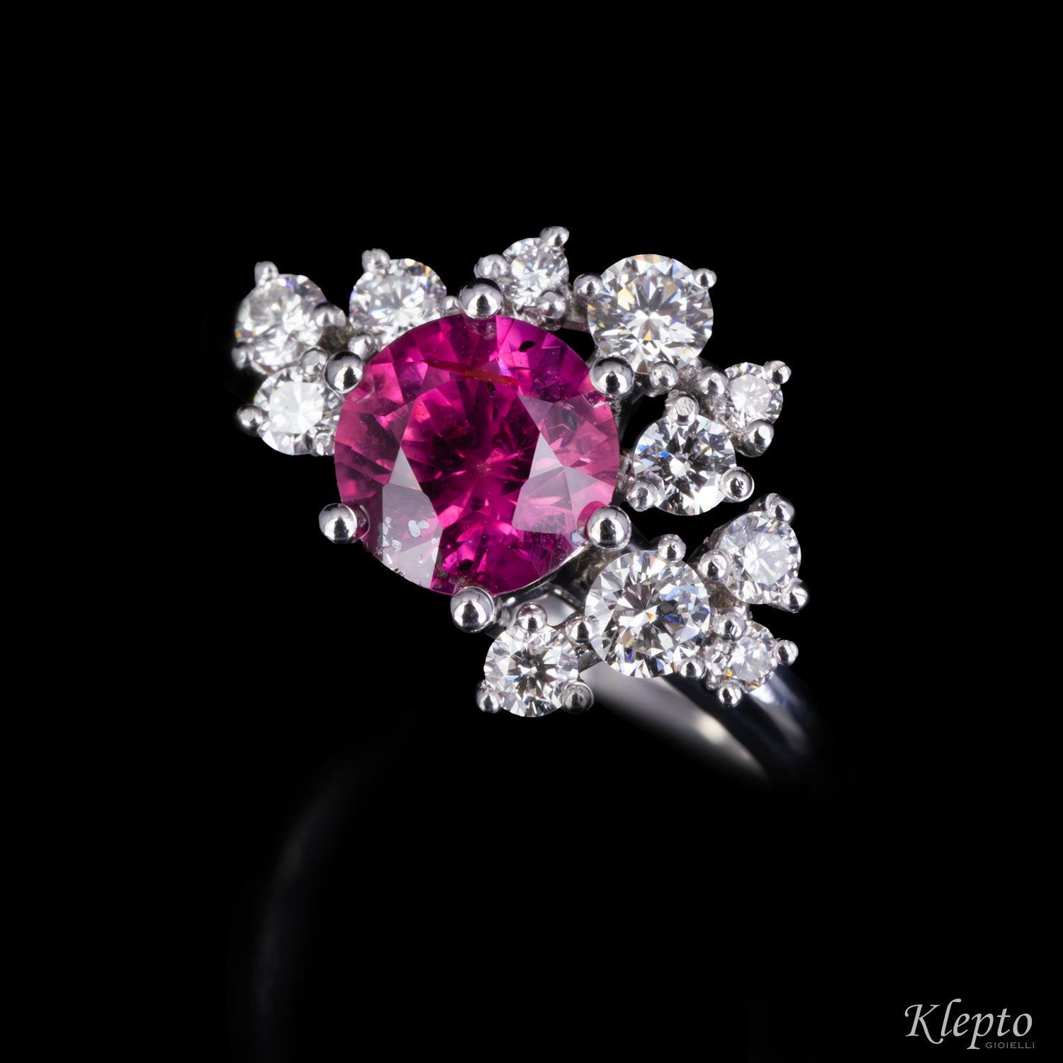 Classic ring by Klepto in white gold with Sapphire and Diamonds
