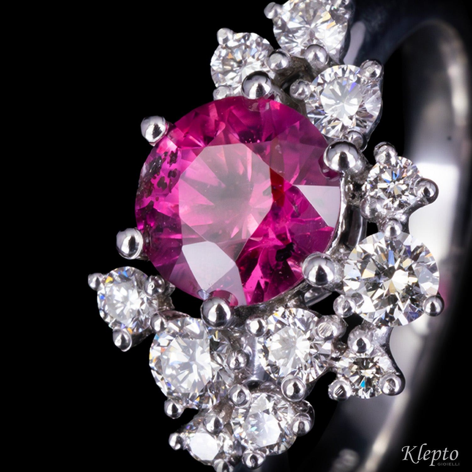 Classic ring by Klepto in white gold with Sapphire and Diamonds