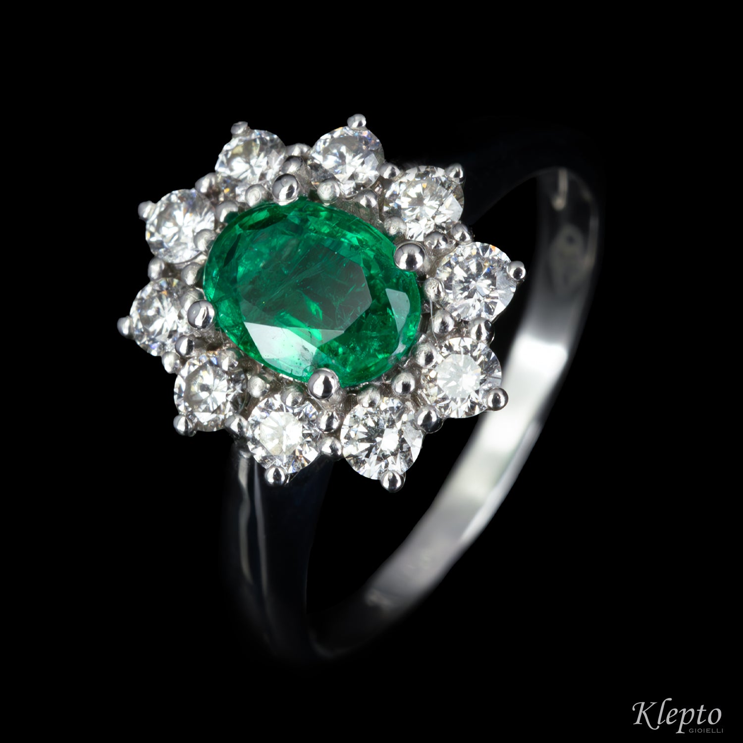 Classic ring in white gold with Emerald and diamond surround