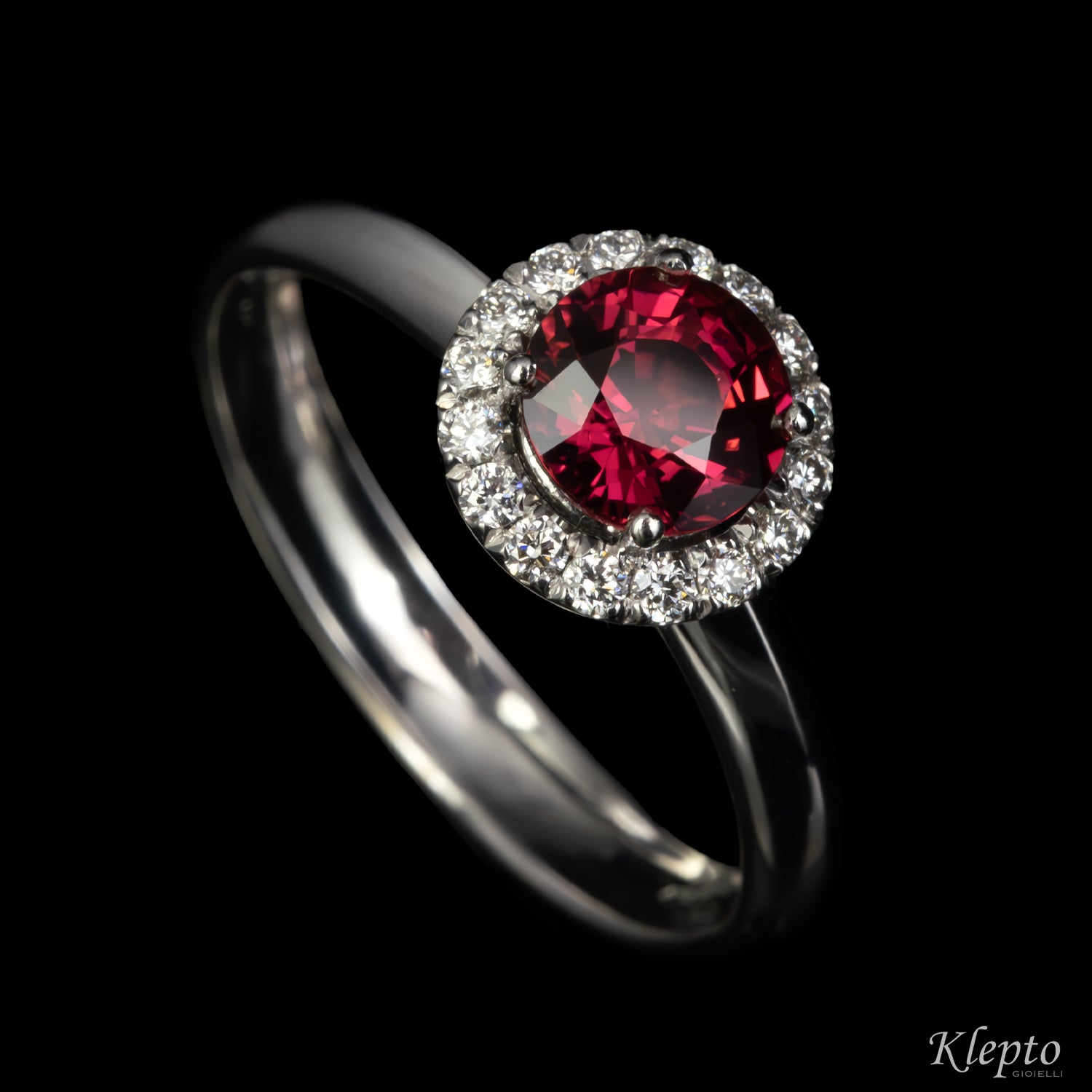 Classic ring in white gold with red spinel and diamond surround