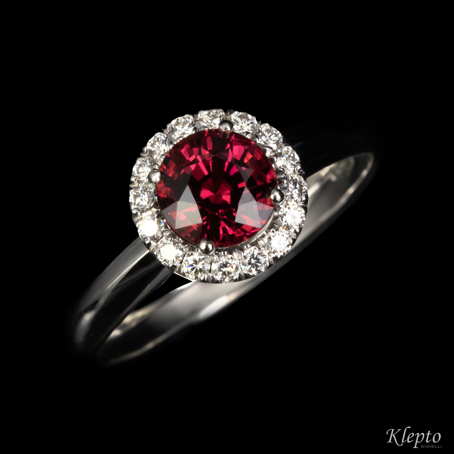 Classic ring in white gold with red spinel and diamond surround