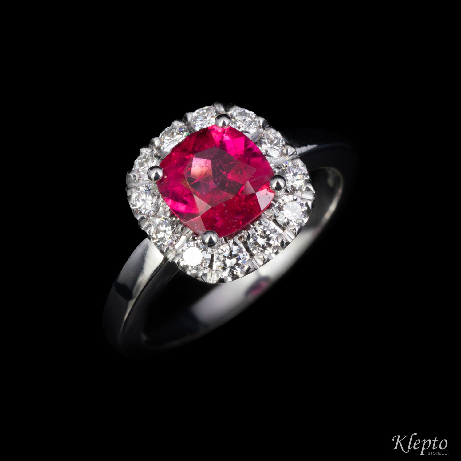 Classic ring in white gold with red tourmaline and diamond outline