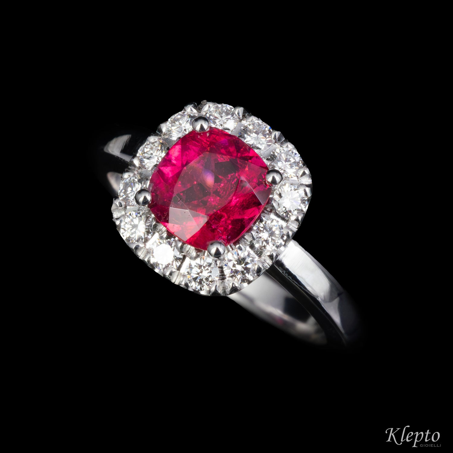 Classic ring in white gold with red tourmaline and diamond outline