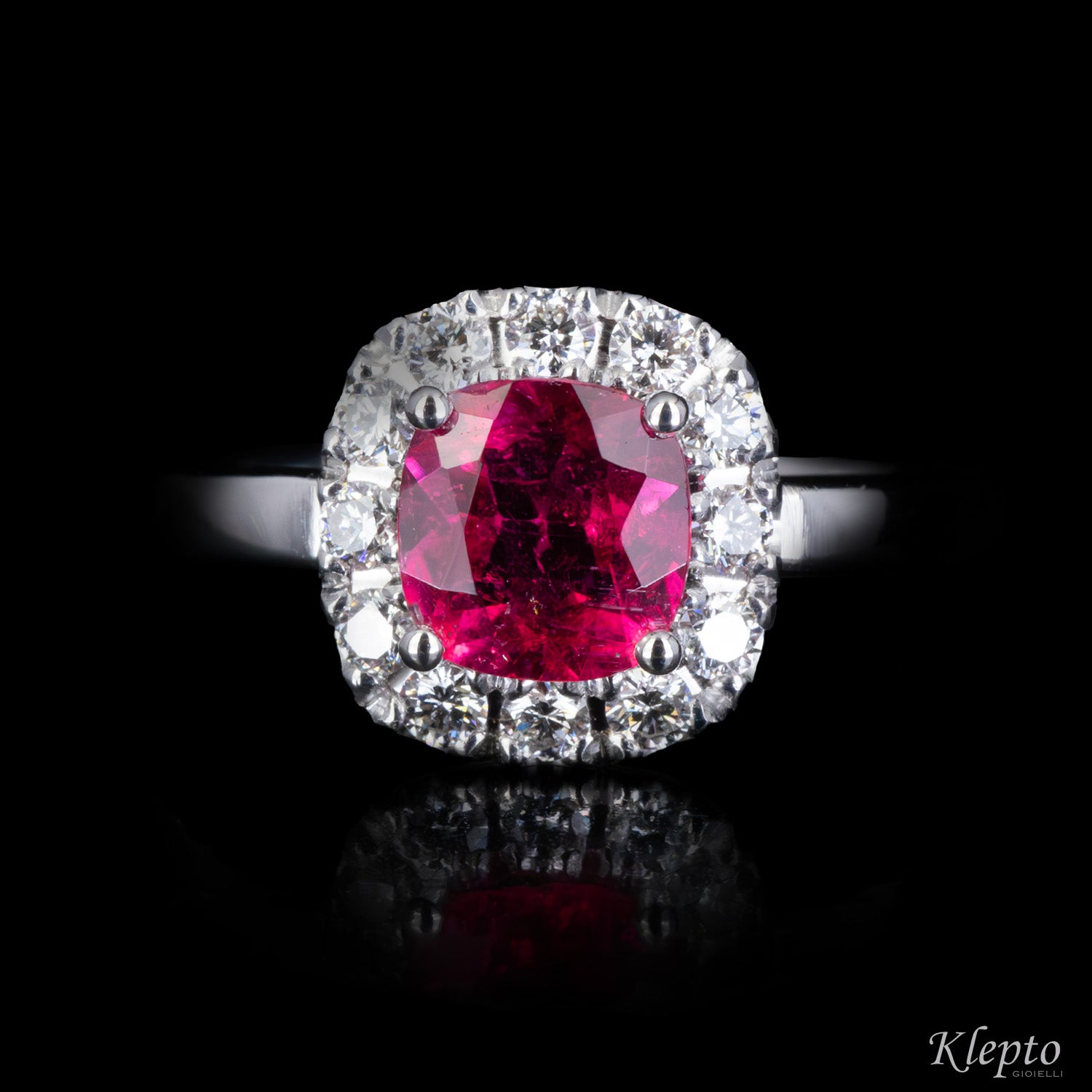 Classic ring in white gold with red tourmaline and diamond outline