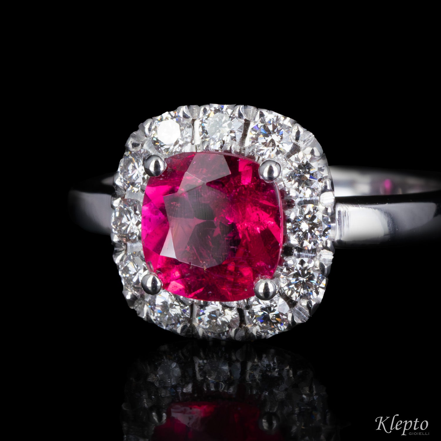 Classic ring in white gold with red tourmaline and diamond outline