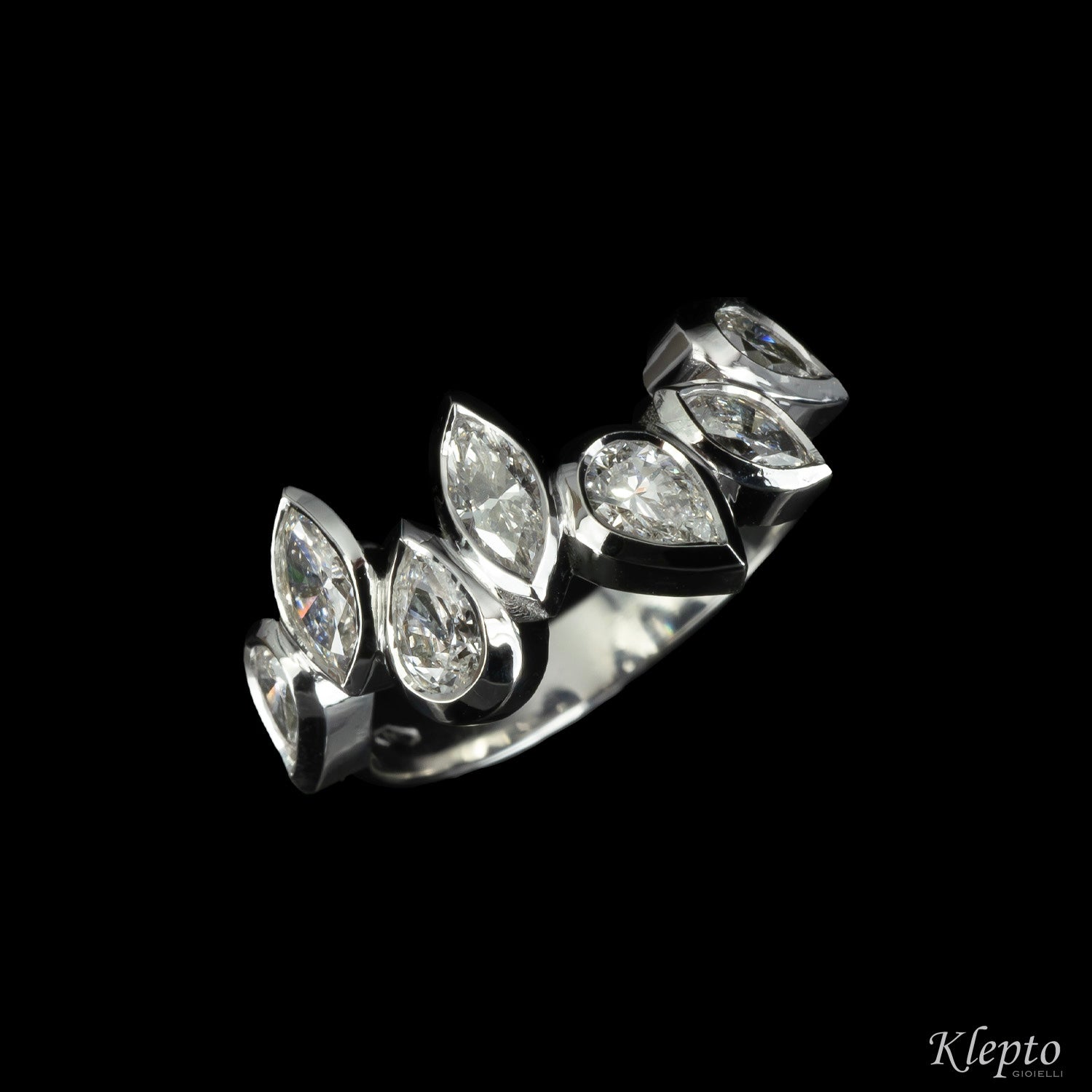 Classic ring by Klepto in white gold and diamonds