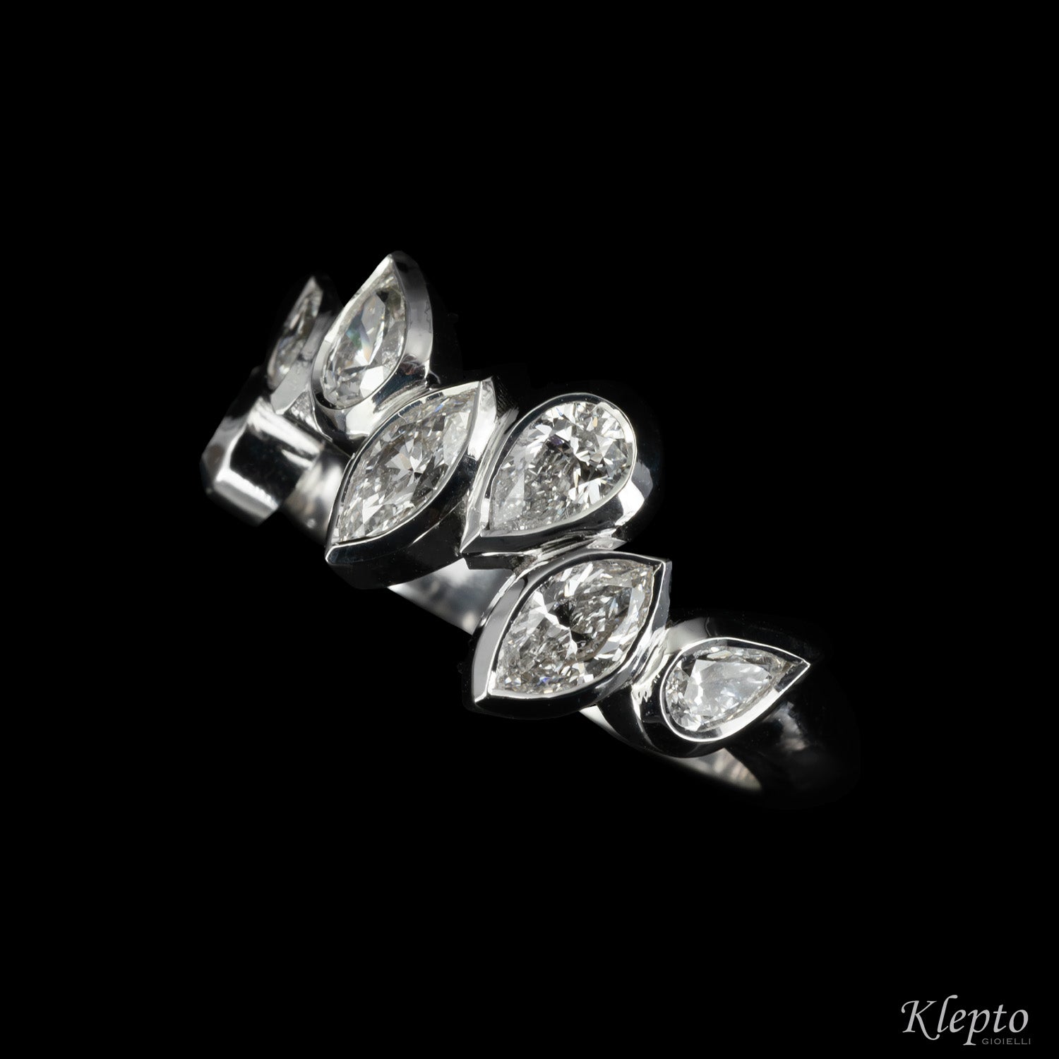 Classic ring by Klepto in white gold and diamonds