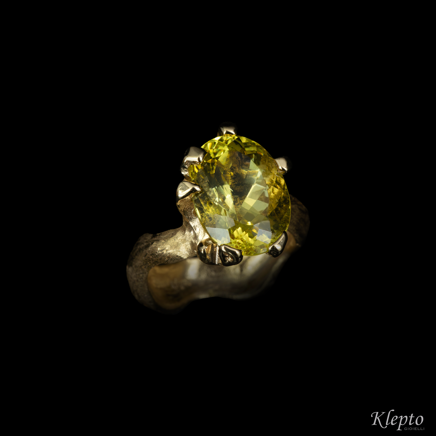 Yellow gold ring with Heliodor