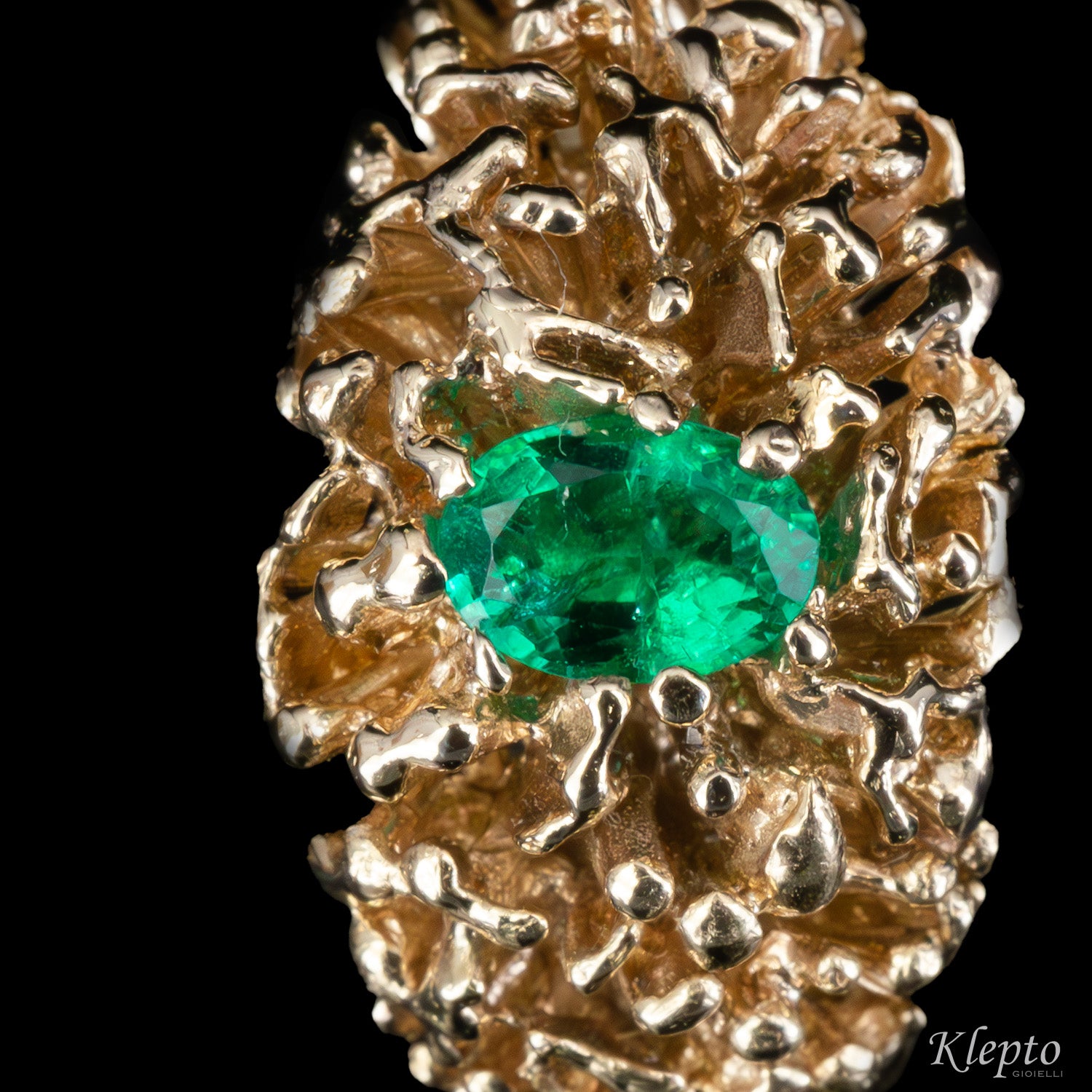 Natural white gold ring with "Firework" Emerald