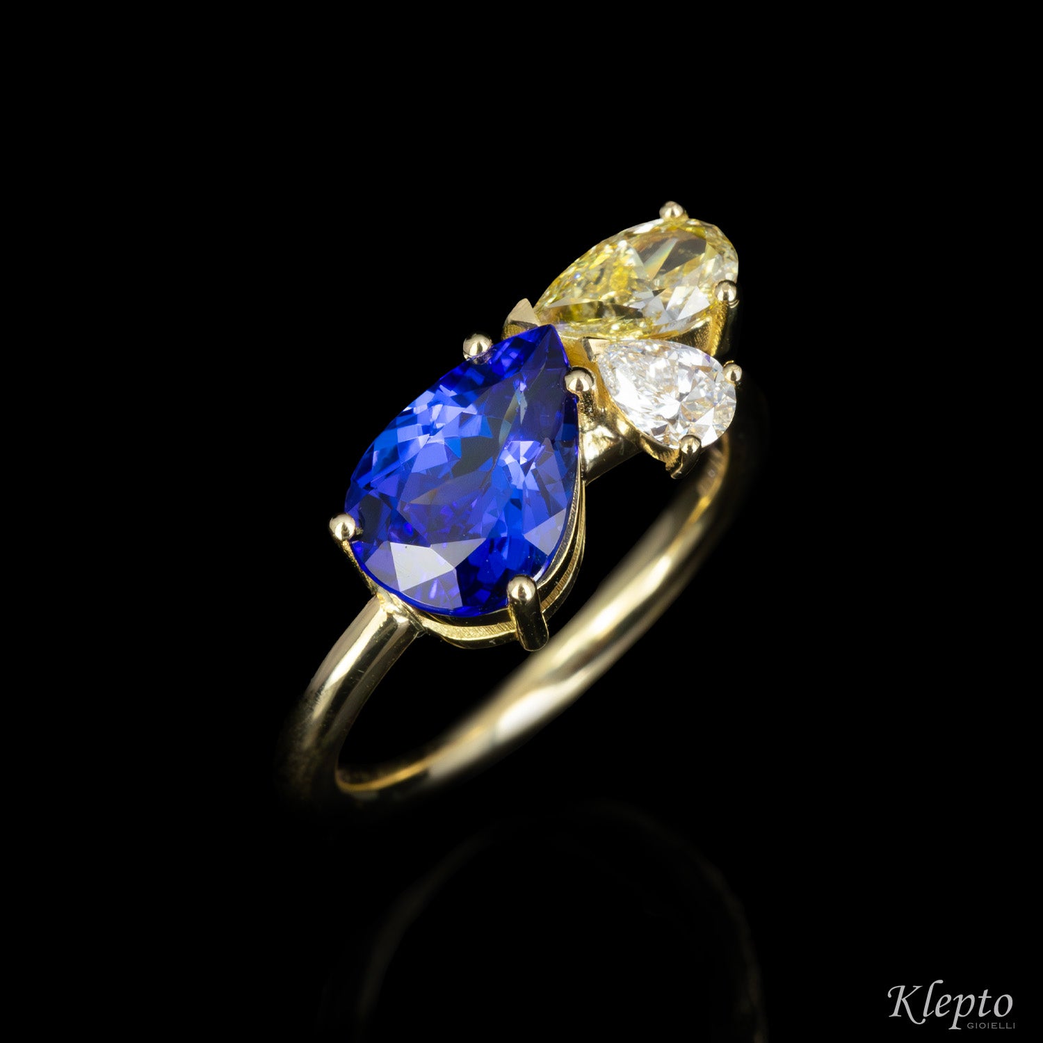 Classic ring by Klepto in yellow gold with Tanzanite and Diamonds