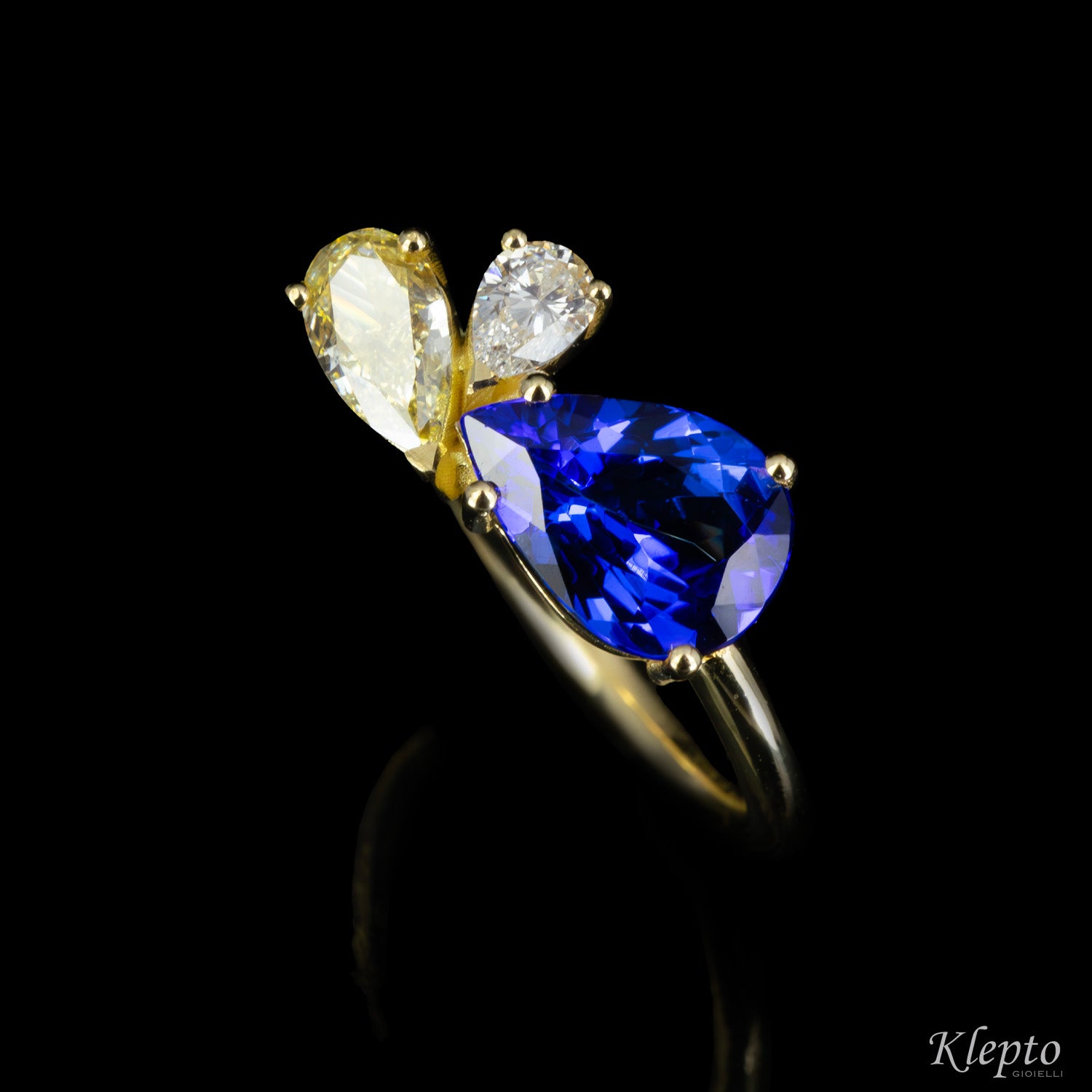 Classic ring by Klepto in yellow gold with Tanzanite and Diamonds