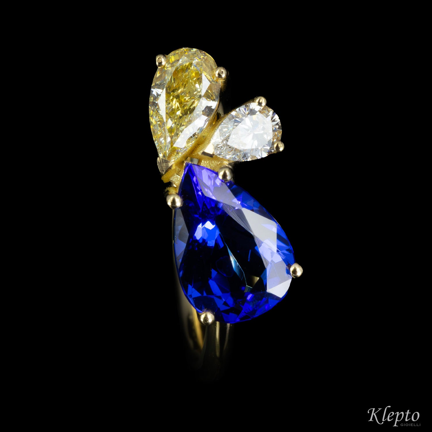 Classic ring by Klepto in yellow gold with Tanzanite and Diamonds