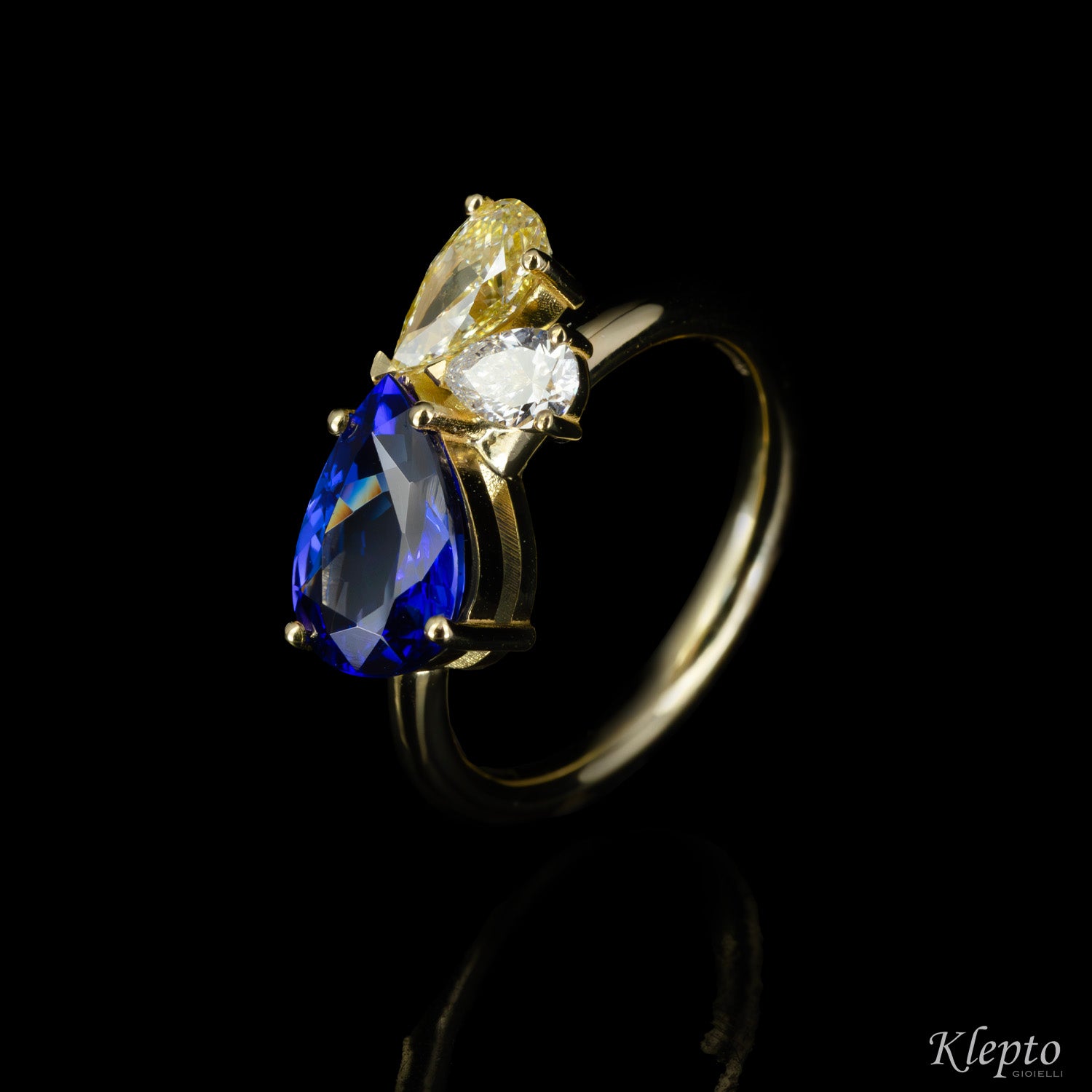 Classic ring by Klepto in yellow gold with Tanzanite and Diamonds