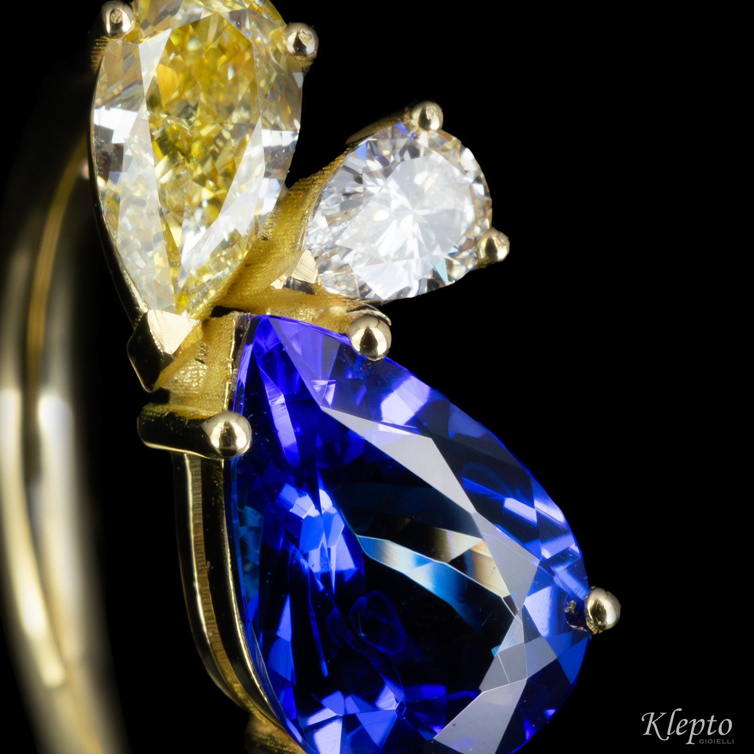 Classic ring by Klepto in yellow gold with Tanzanite and Diamonds