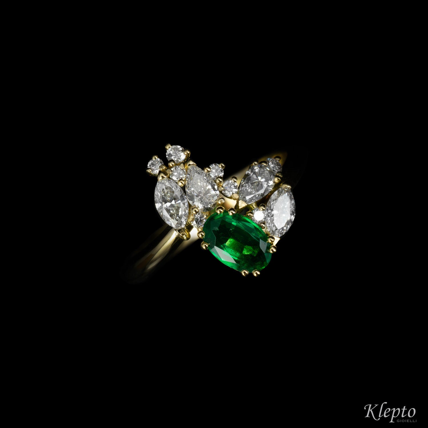 Classic ring by Klepto contrarié in yellow gold with Emerald and Diamonds
