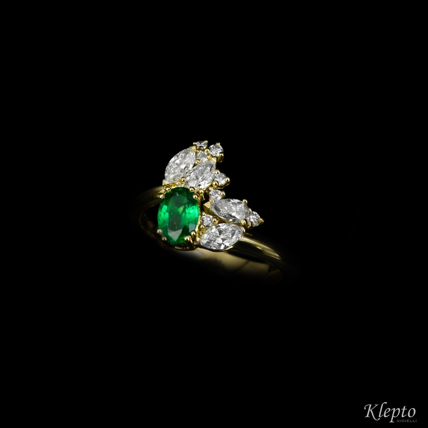 Classic ring by Klepto contrarié in yellow gold with Emerald and Diamonds
