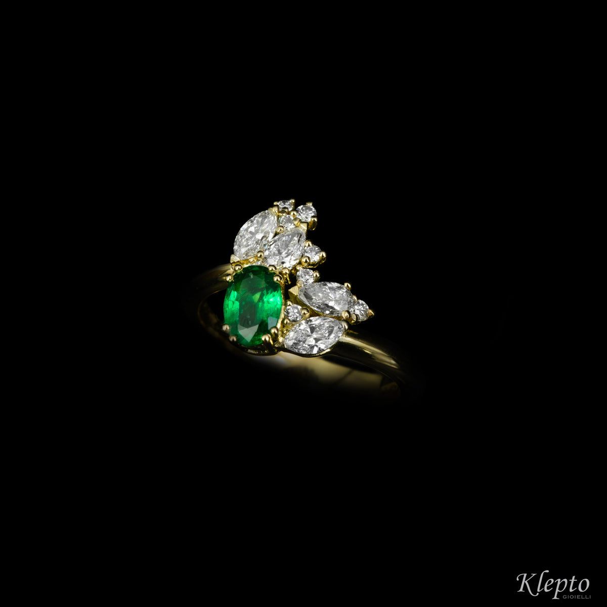 Classic ring by Klepto contrarié in yellow gold with Emerald and Diamonds