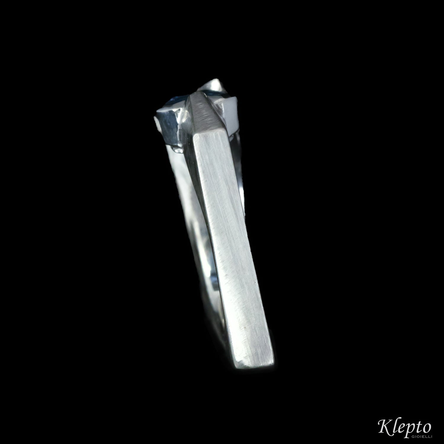 Classic ring by Klepto in white gold with blue sapphire and diamonds