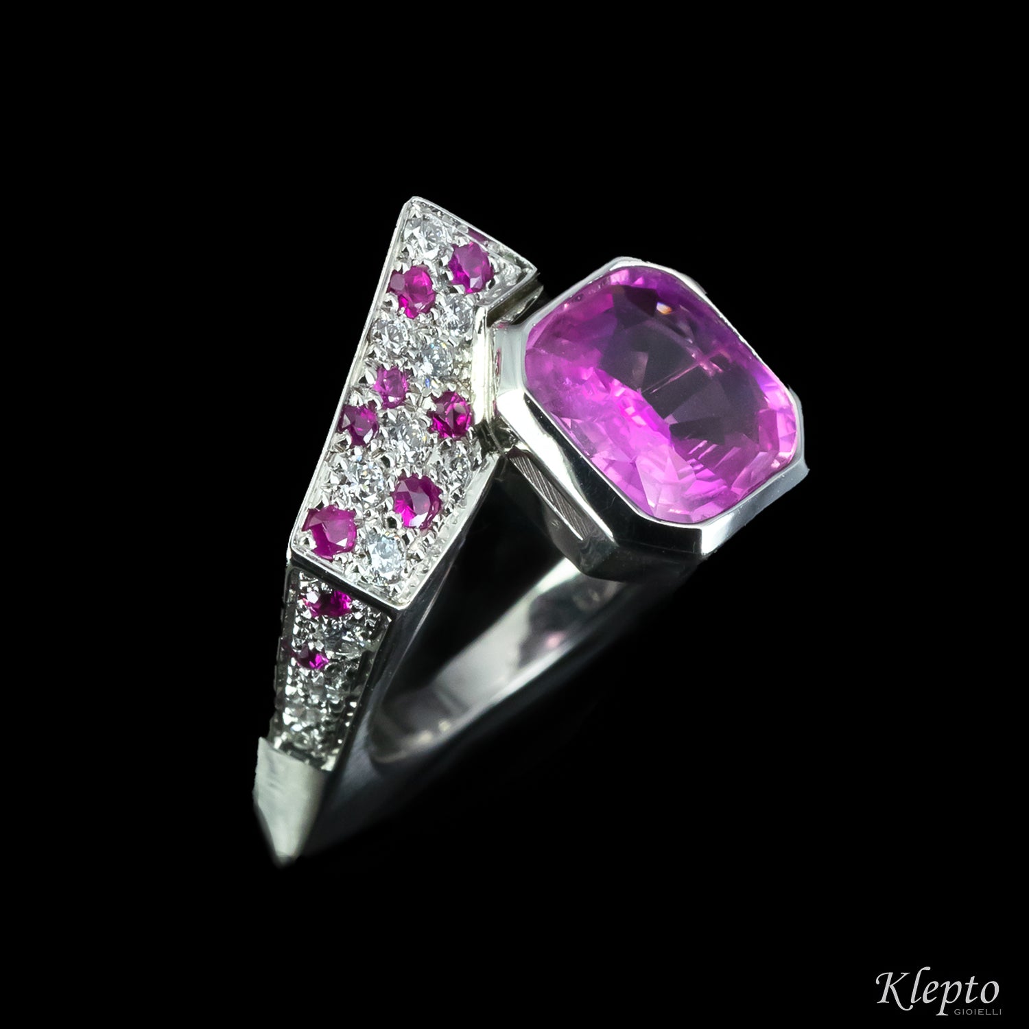 Classic ring by klepto in white gold with pink sapphire and diamonds