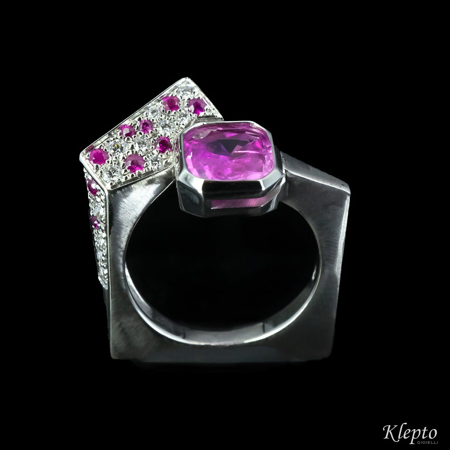 Classic ring by klepto in white gold with pink sapphire and diamonds