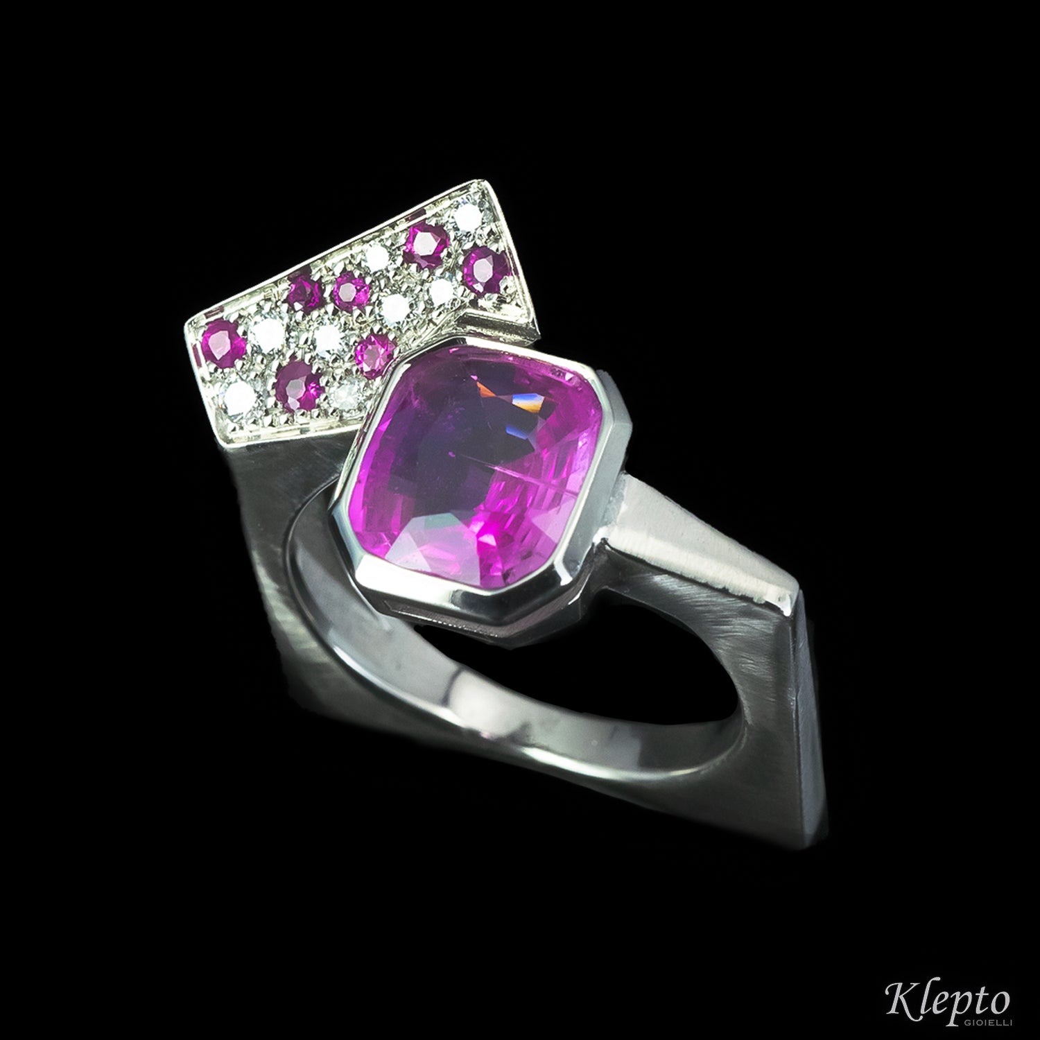 Classic ring by klepto in white gold with pink sapphire and diamonds