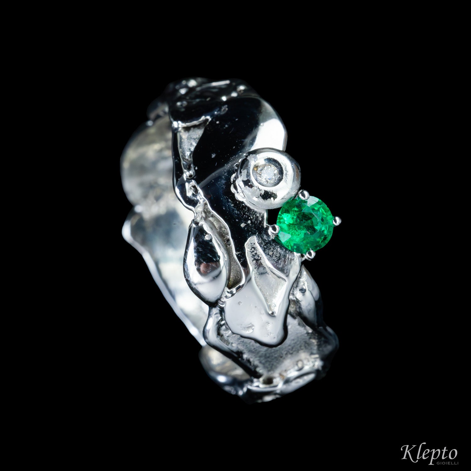 Ring in flame-fused white gold with Emerald and Diamond