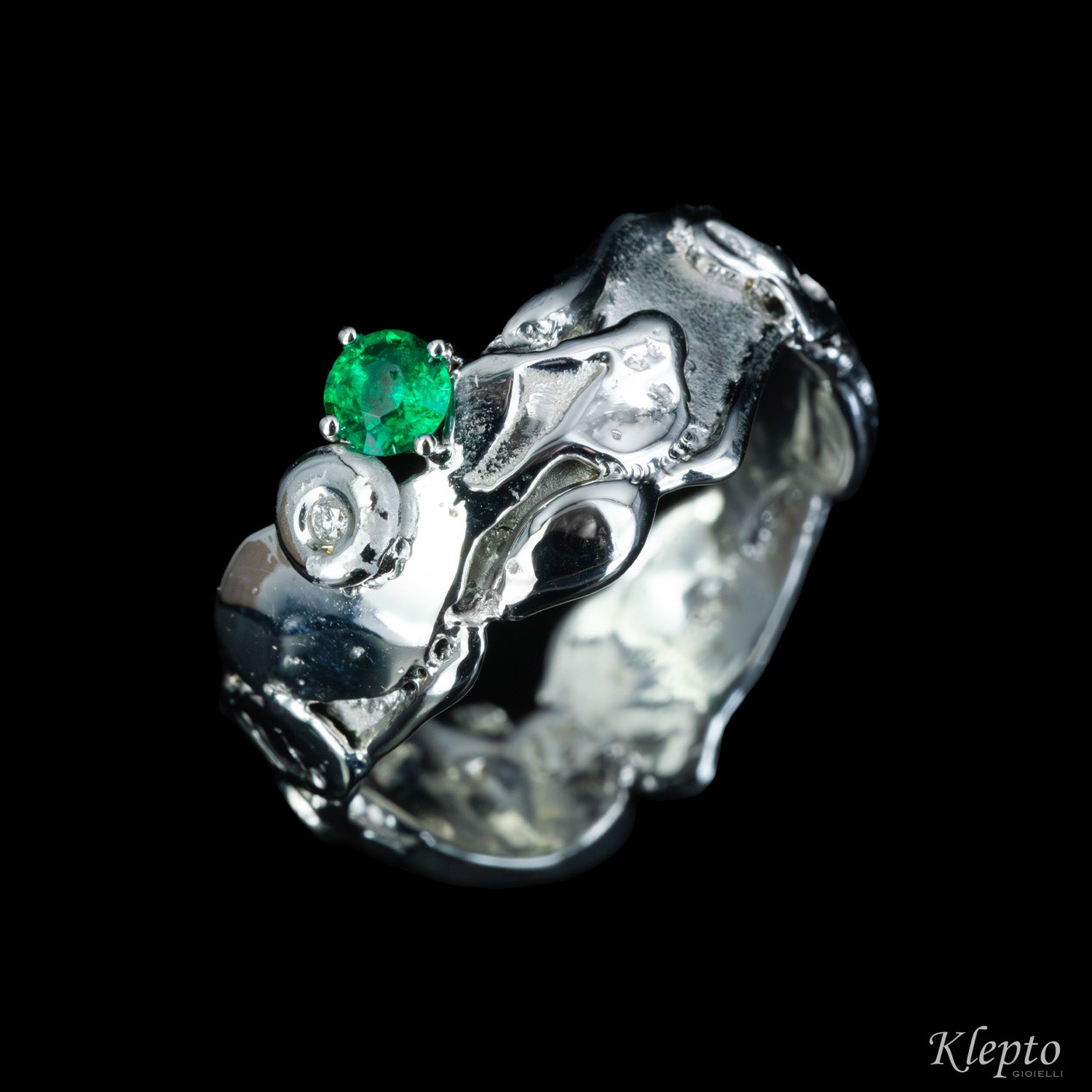 Ring in flame-fused white gold with Emerald and Diamond