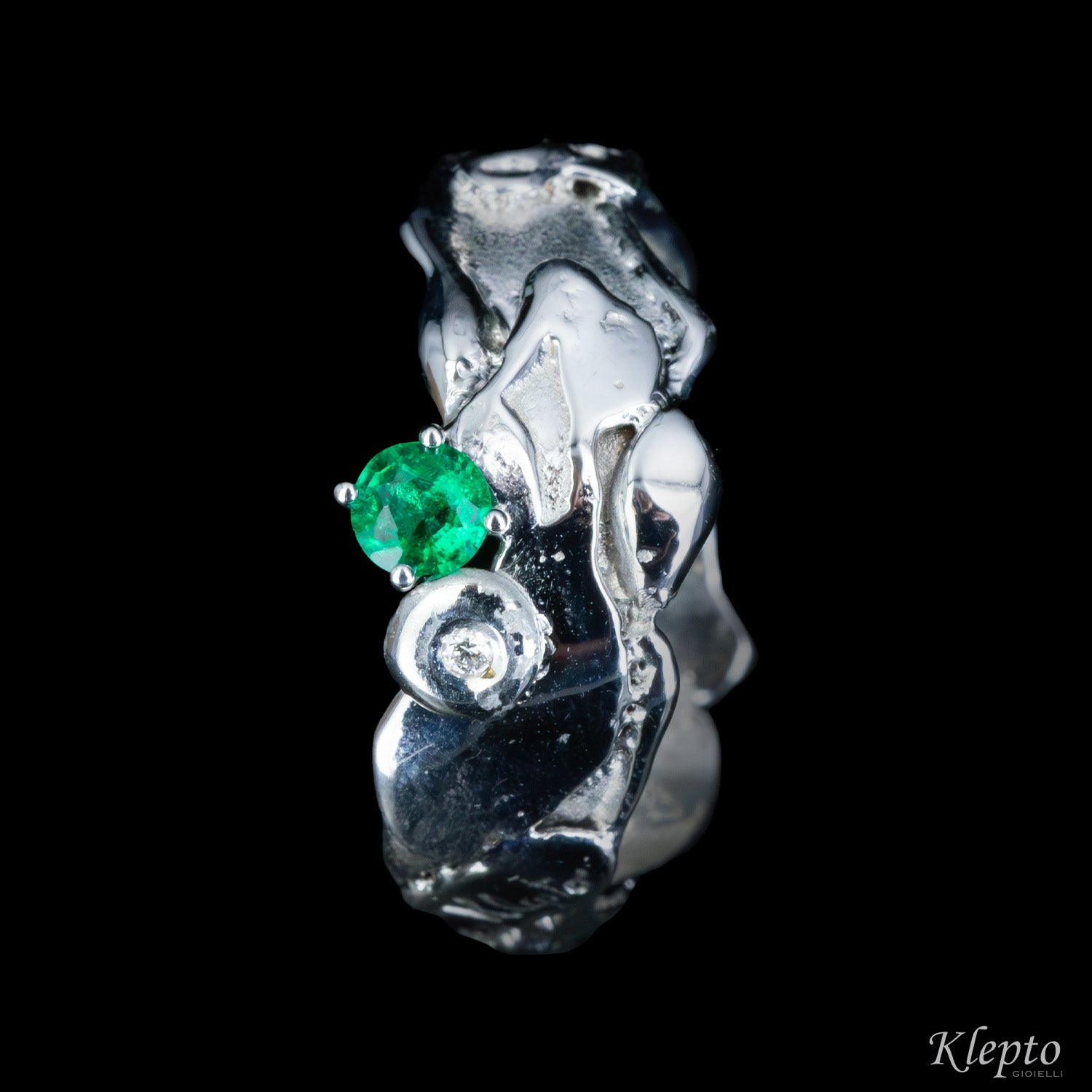 Ring in flame-fused white gold with Emerald and Diamond