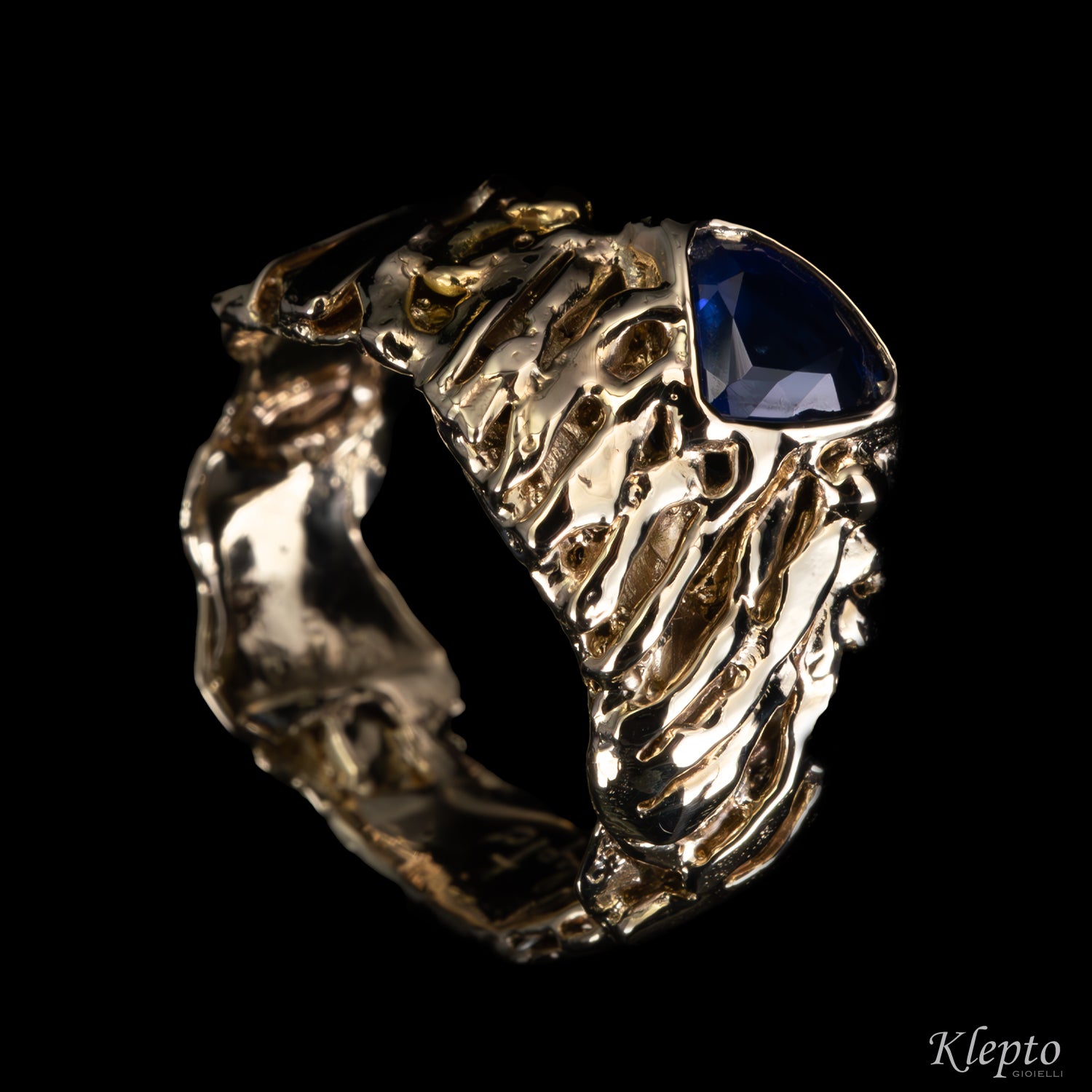 Natural white gold ring with blue sapphire
