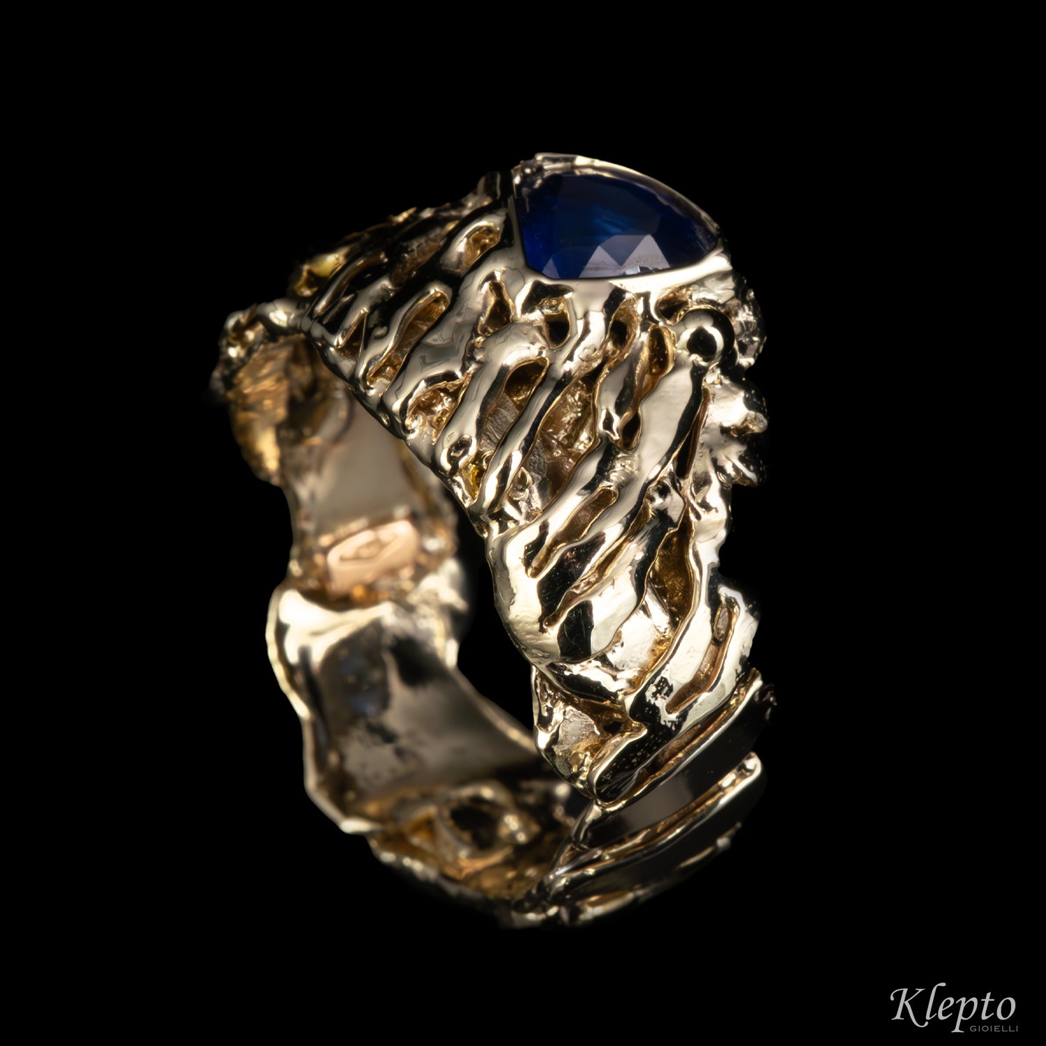 Natural white gold ring with blue sapphire