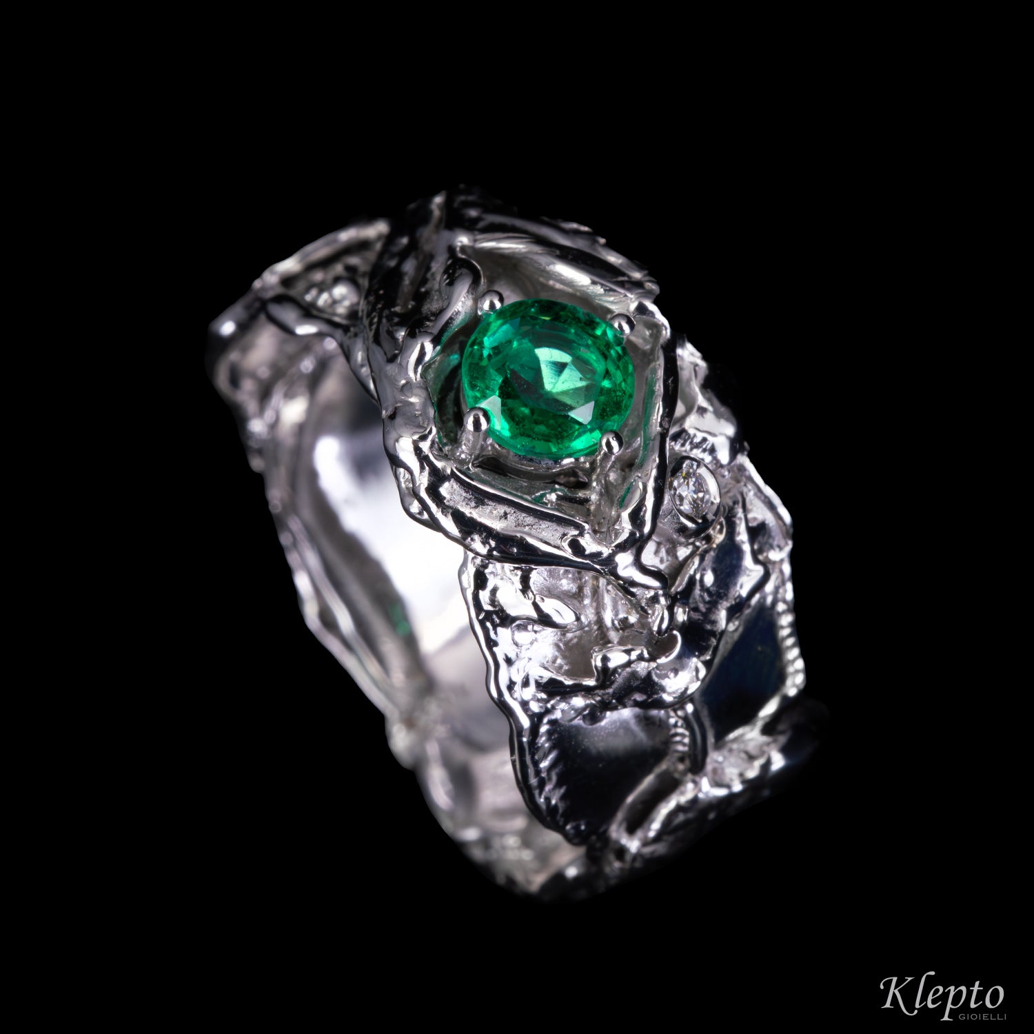Flame-fused white gold ring with Emerald and Diamond