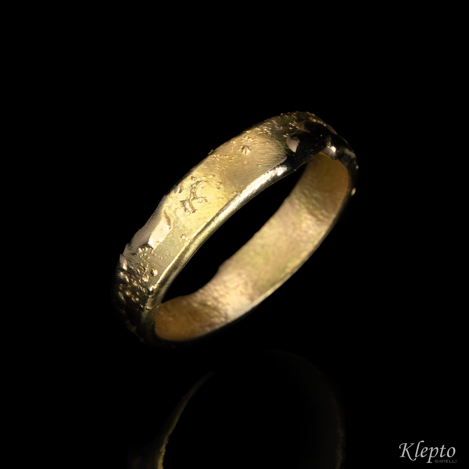 Yellow gold ring "Materia"