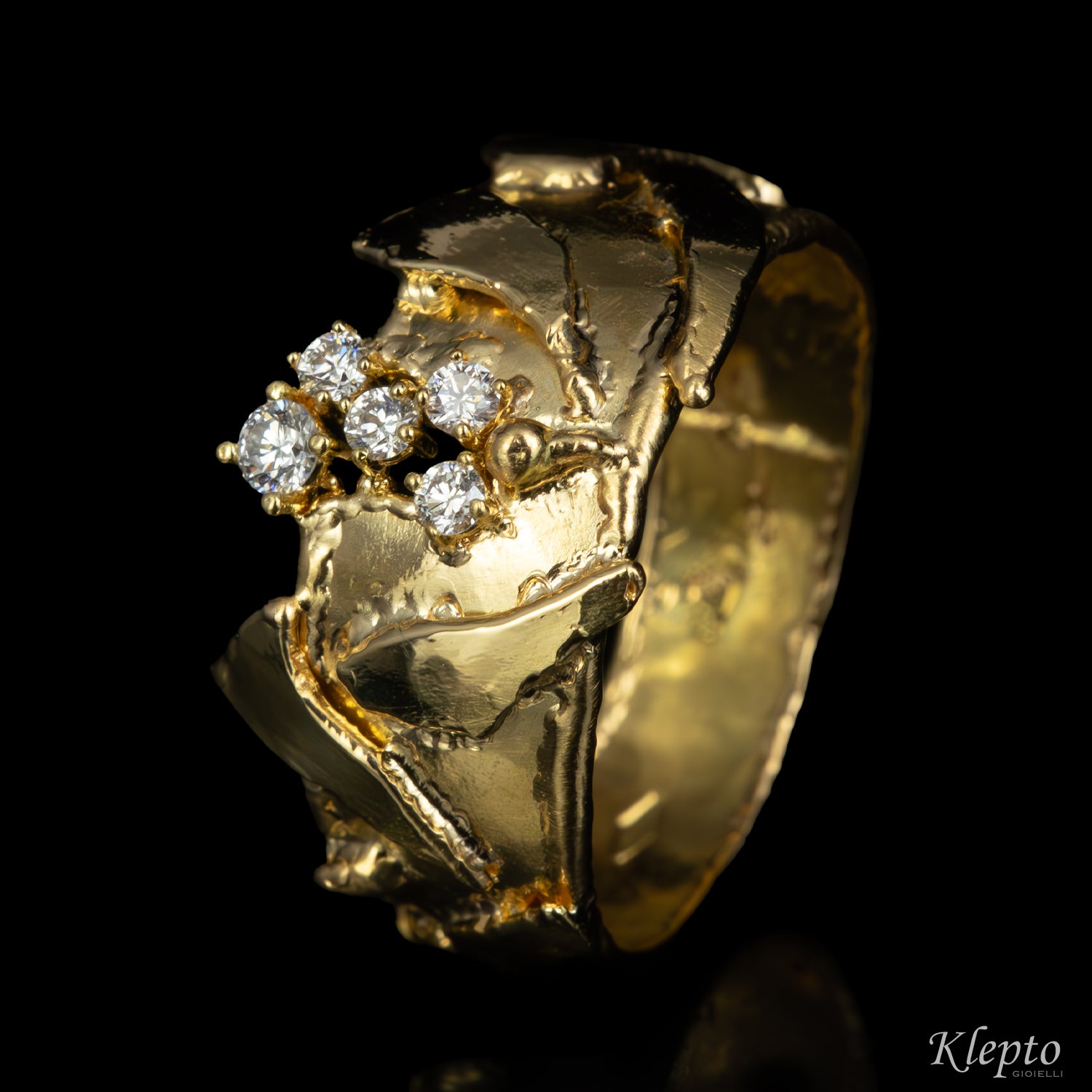 Yellow gold ring with diamonds