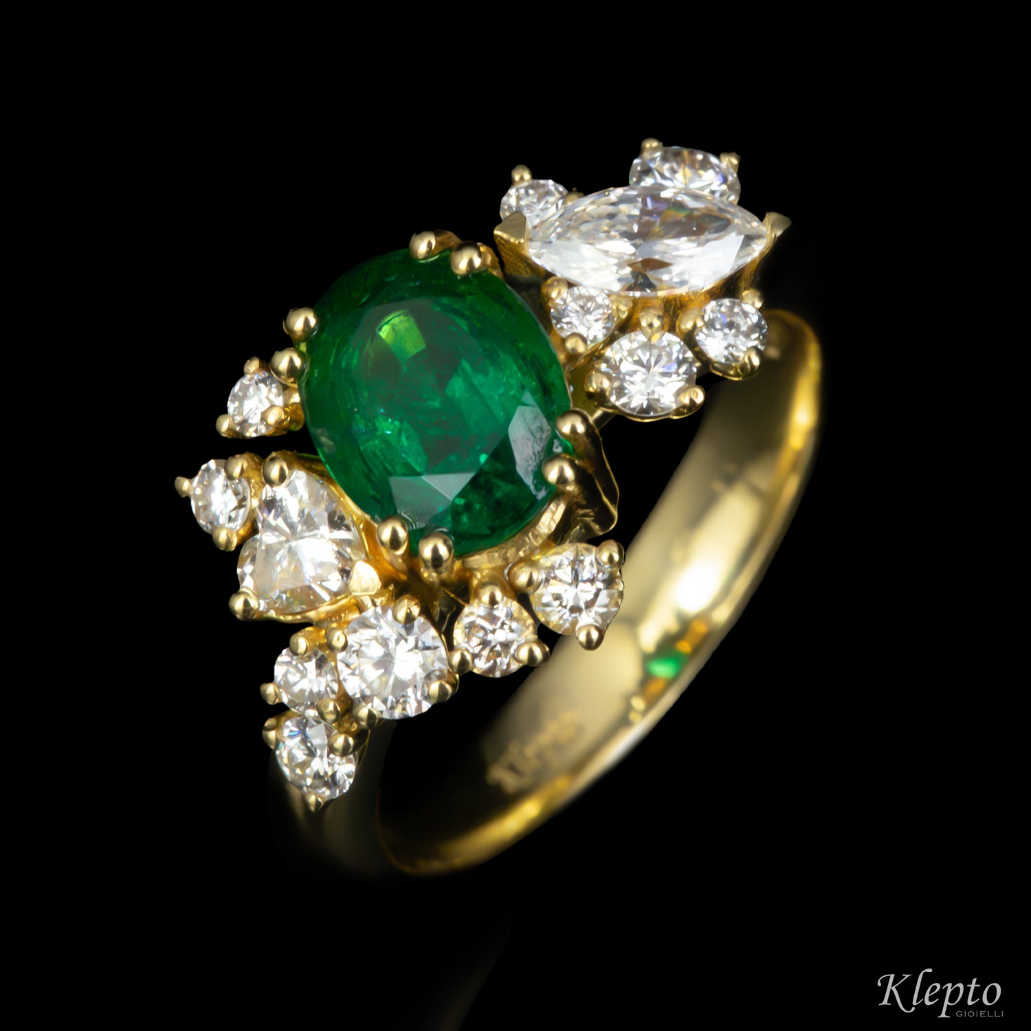 Classic ring by Klepto in yellow gold with Emerald and Diamonds