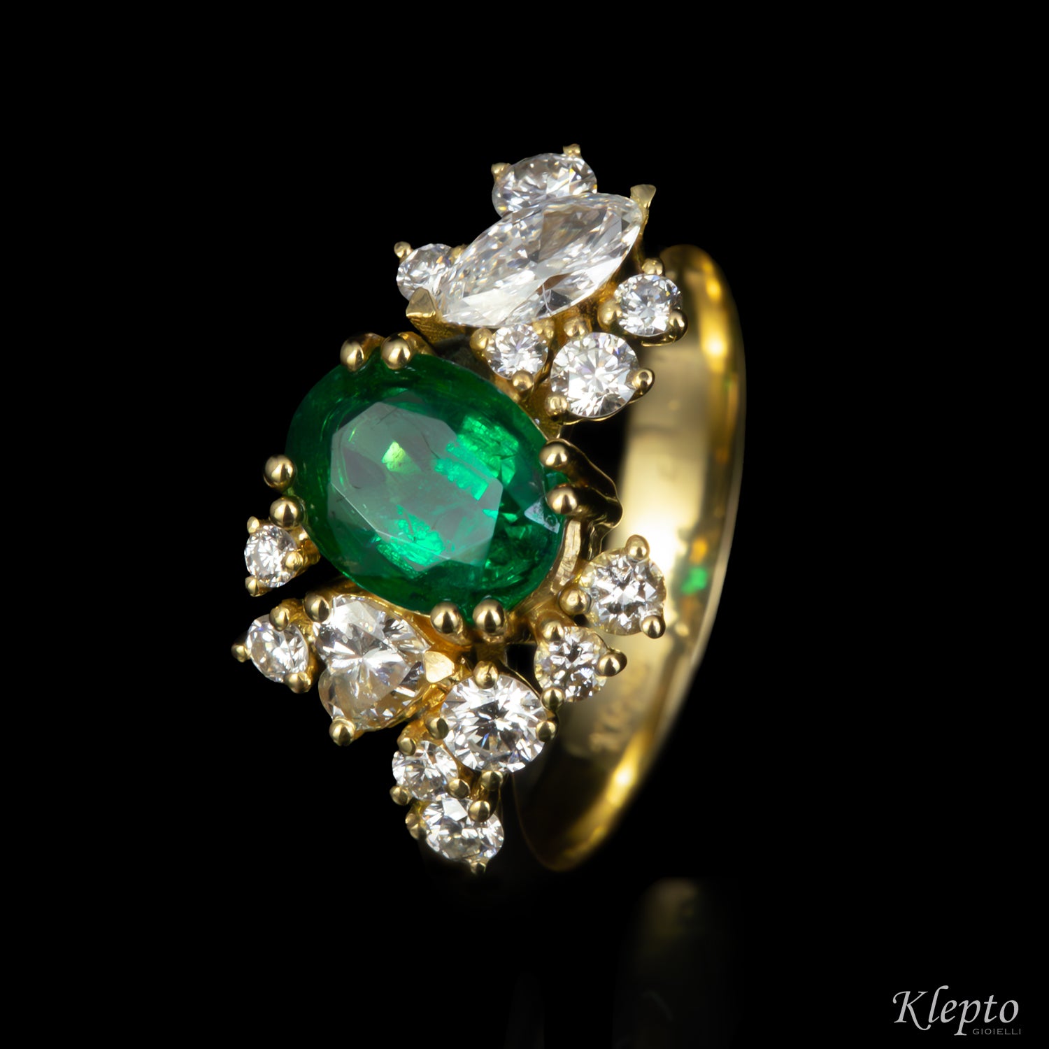 Classic ring by Klepto in yellow gold with Emerald and Diamonds