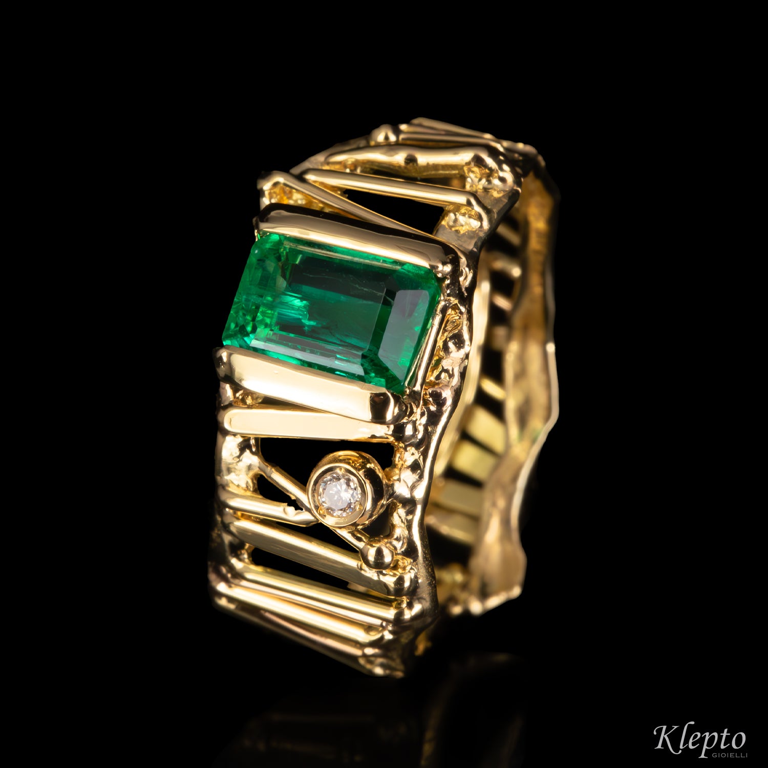 Yellow gold ring with Emerald and Diamond