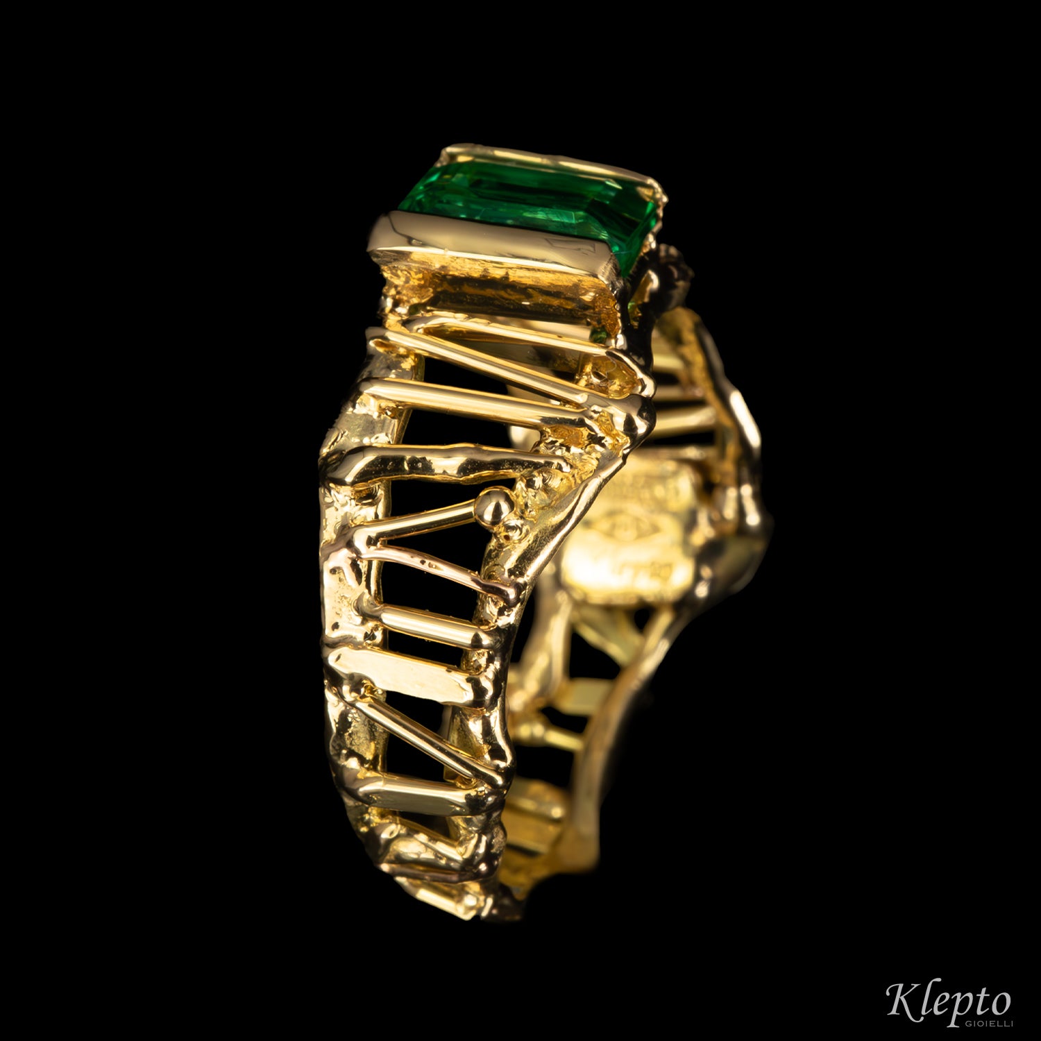 Yellow gold ring with Emerald and Diamond