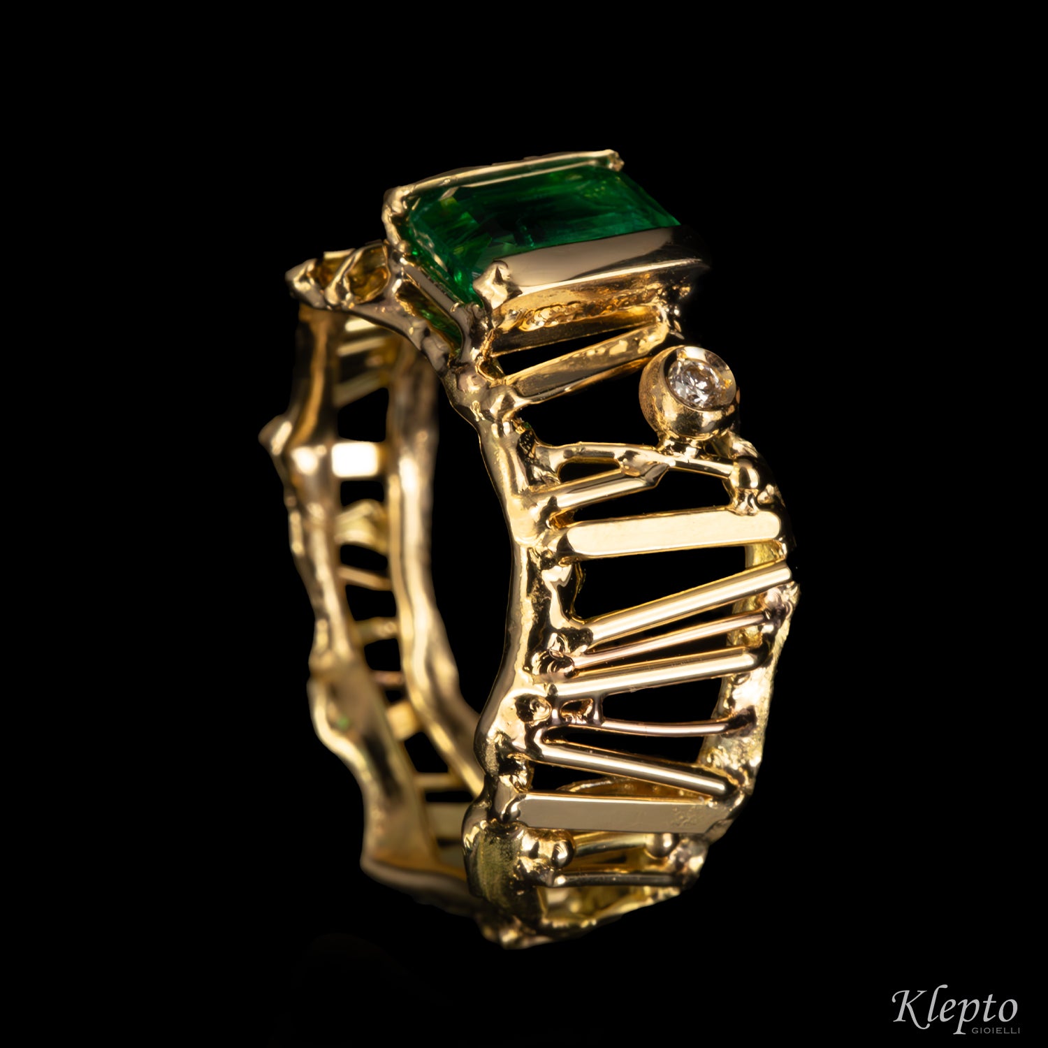 Yellow gold ring with Emerald and Diamond