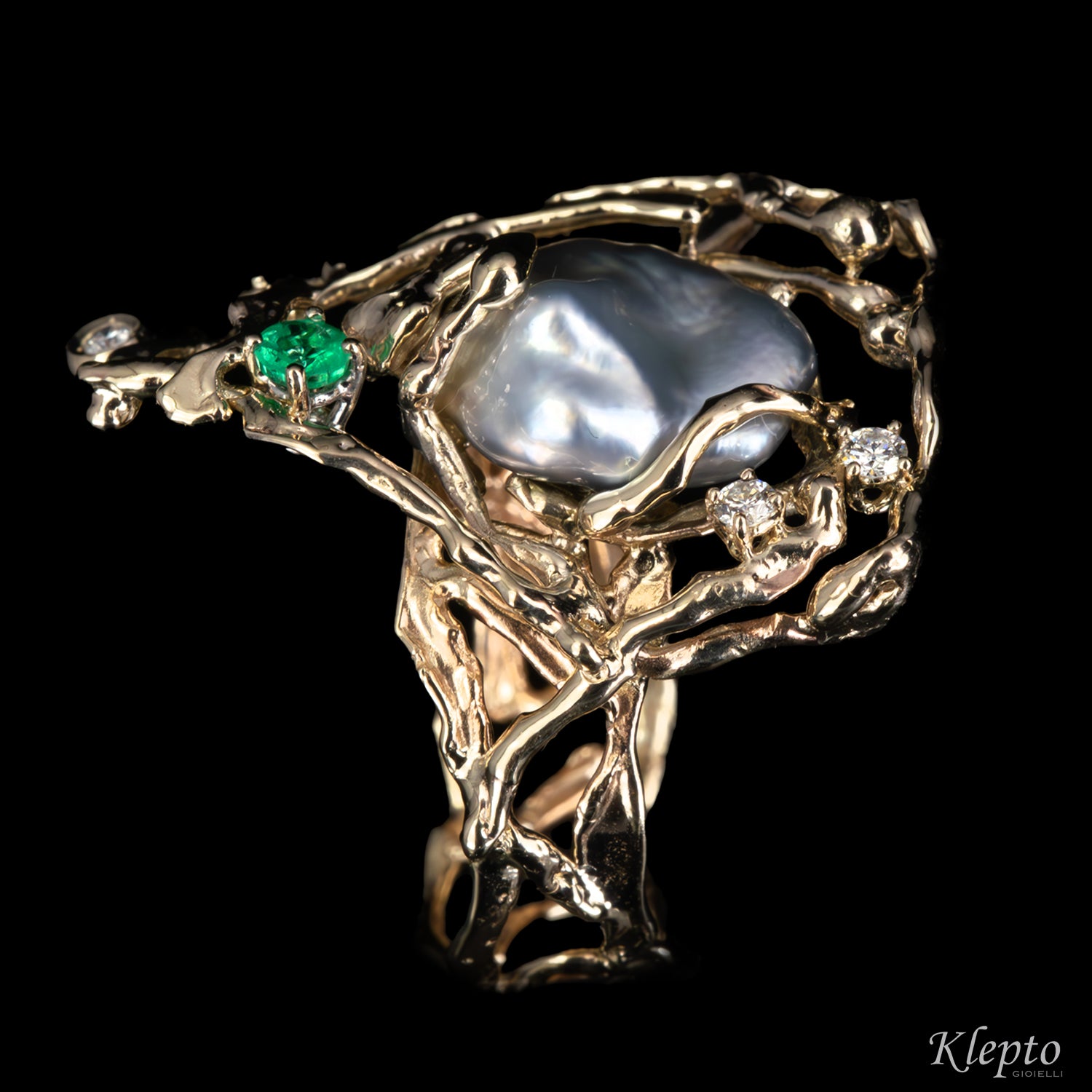 Natural white gold ring with keshi pearl, emerald and diamonds