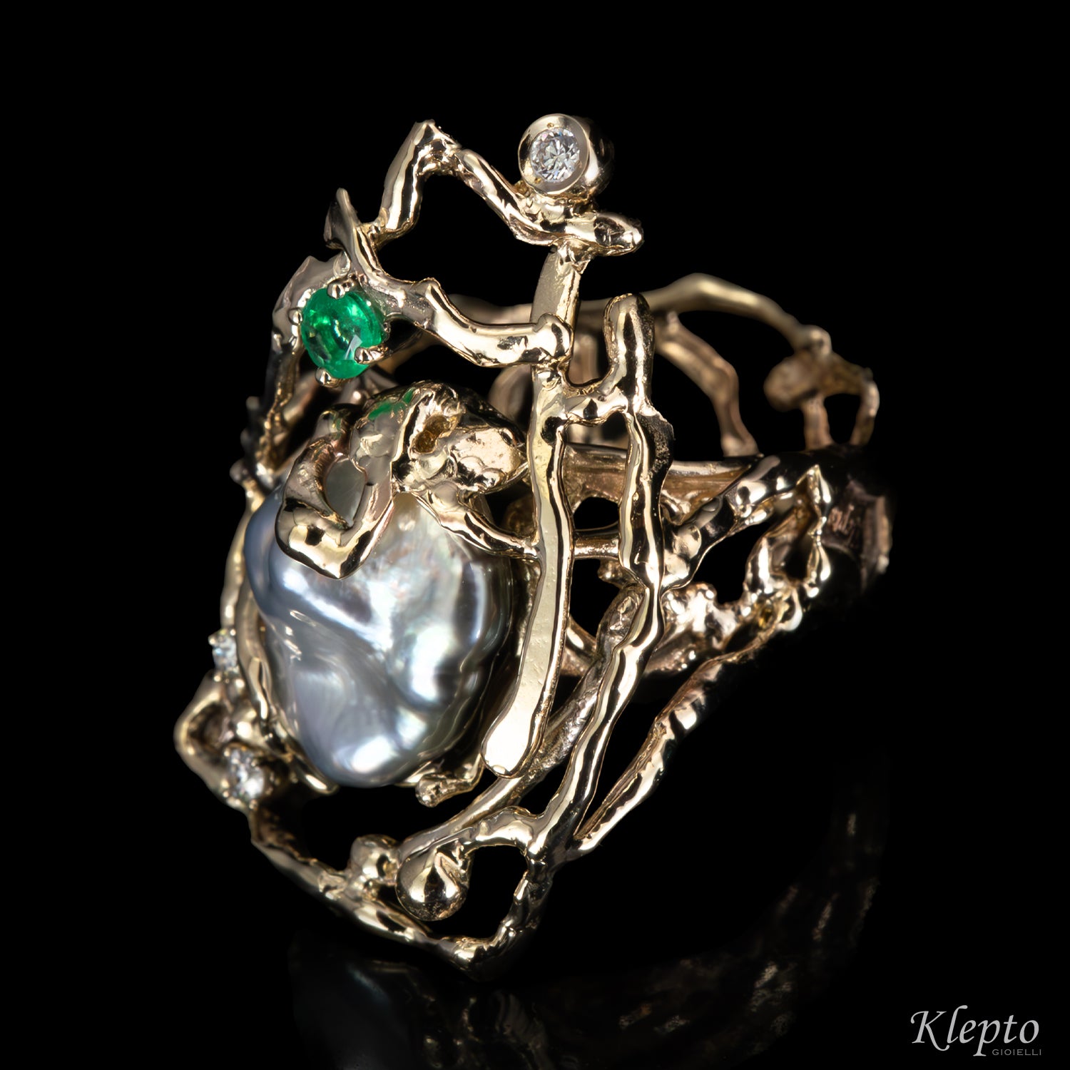 Natural white gold ring with keshi pearl, emerald and diamonds