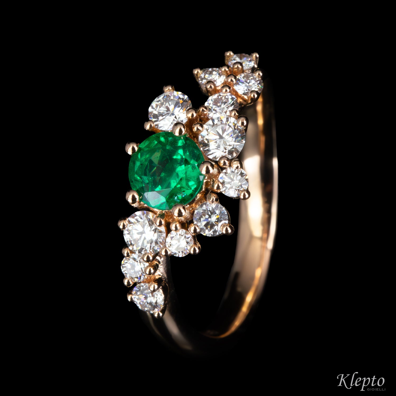 Classic ring by Klepto in rose gold with Emerald and Diamonds