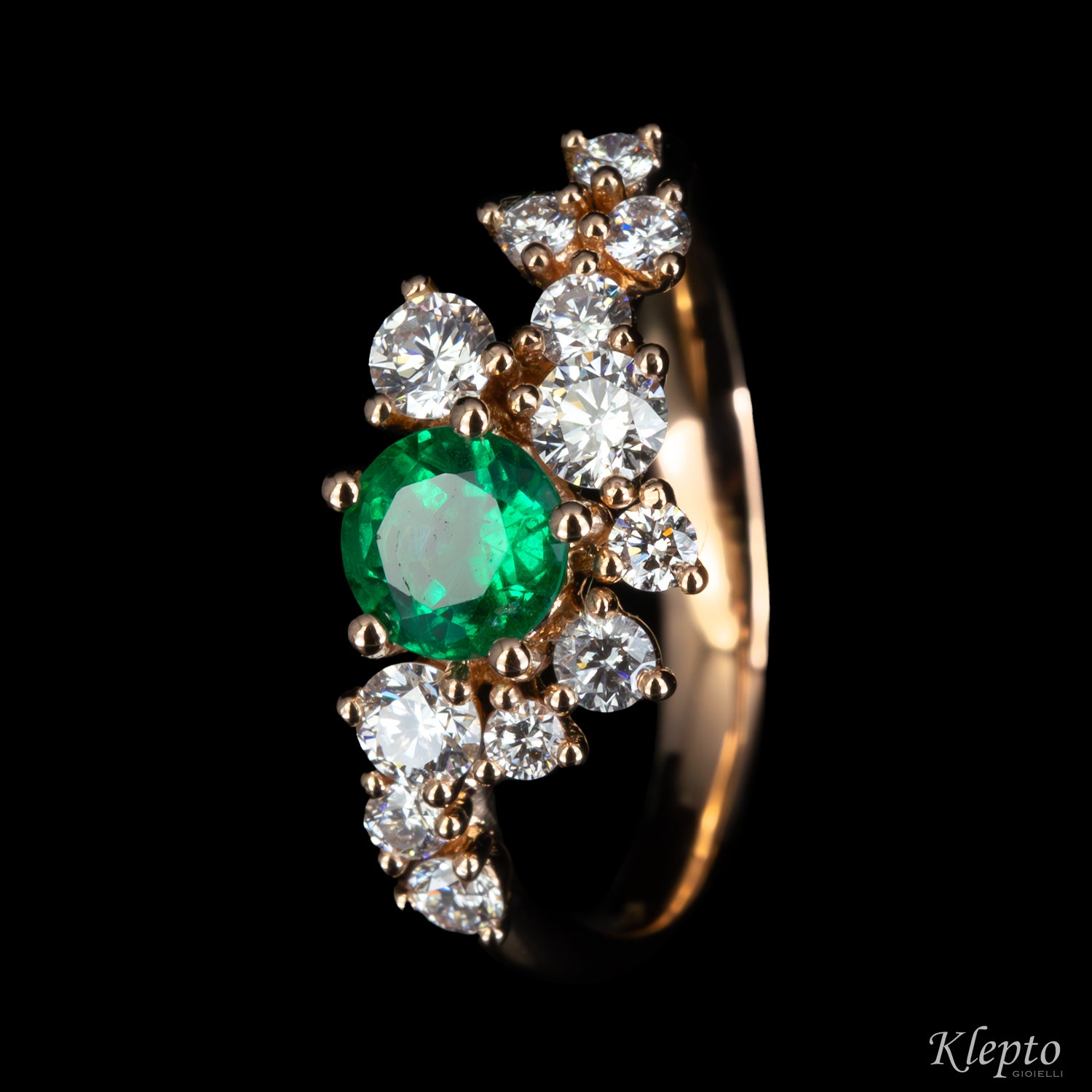 Classic ring by Klepto in rose gold with Emerald and Diamonds