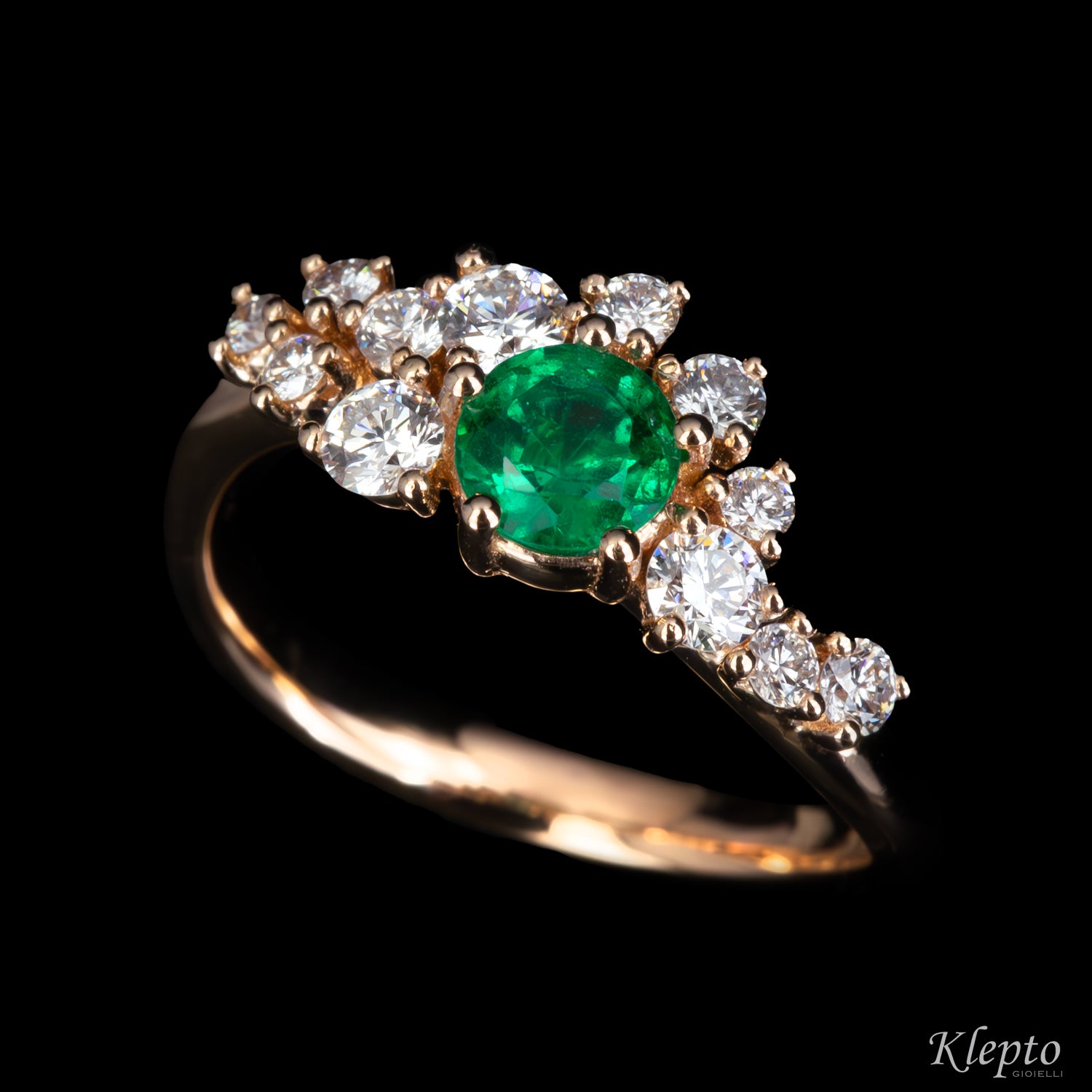 Classic ring by Klepto in rose gold with Emerald and Diamonds